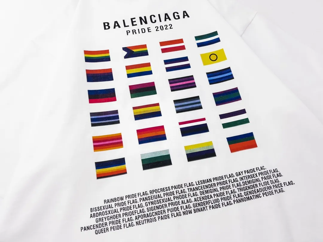 🅿️176 Detailed picture [Top version. Official website quality] BALENCI*GA/Paris. Double portrait multi-national flag direct-printed short-sleeved T-shirt. The fabric is made of Paris ZP custom-woven and dyed cotton double yarn. The net weight is 260 grams. The cloth surface is clean. The cloth pattern is clear. Soft and comfortable. The threads are dyed with no color difference. The pattern uses Kornit digital direct printing machine, and the colors of the national flags of many countries are clear. The direct-injection color is aligned with the original color, does not fade, and has no hand feel. The process is complex. Restored brick cabinets, produced at Jubie Market based on pictures, welcome to compare. The version uses OS loose shoulder design. Same style for men and women Code: BL223087 Color: Black. White Size: XS to L