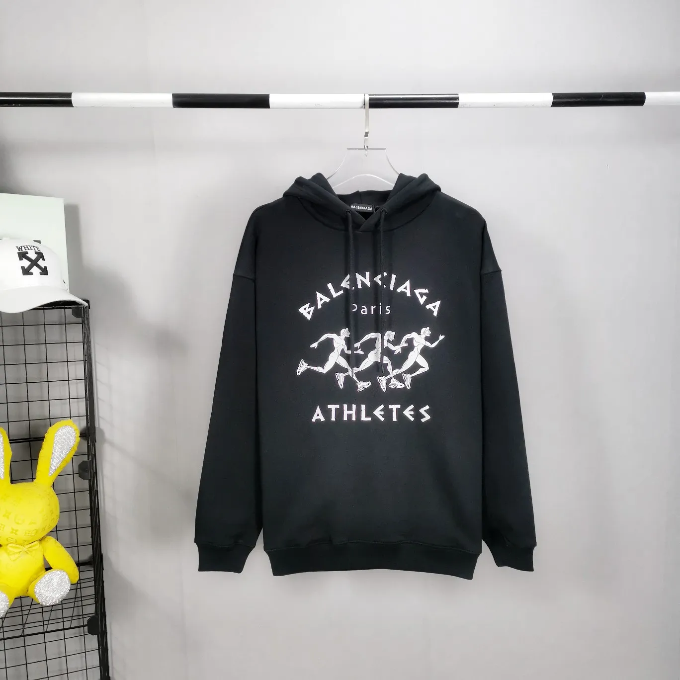 The top tested version of Balenciaga BALENCIAGA running men's running marathon pure cotton loose loose men's and women's couple's same style autumn and winter hoodie hooded sweatshirt. The printing uses imported glue, high covering screen technology, high printing accuracy and no tooth edges. Neat, refreshing, and clear texture. The fabric is made of 480g combed cotton fabric, which is full of drape! Color: Black White Dark Blue Size: XS-L P:450
