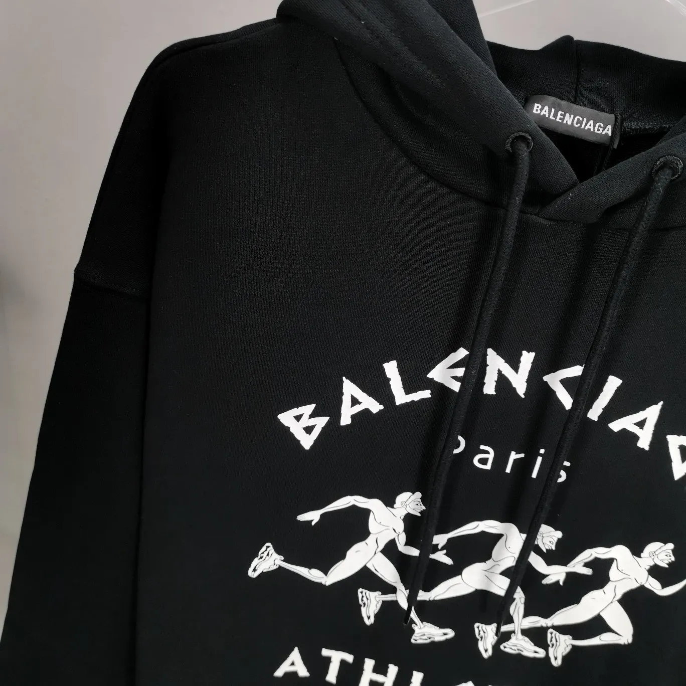 The top tested version of Balenciaga BALENCIAGA running men's running marathon pure cotton loose loose men's and women's couple's same style autumn and winter hoodie hooded sweatshirt. The printing uses imported glue, high covering screen technology, high printing accuracy and no tooth edges. Neat, refreshing, and clear texture. The fabric is made of 480g combed cotton fabric, which is full of drape! Color: Black White Dark Blue Size: XS-L P:450
