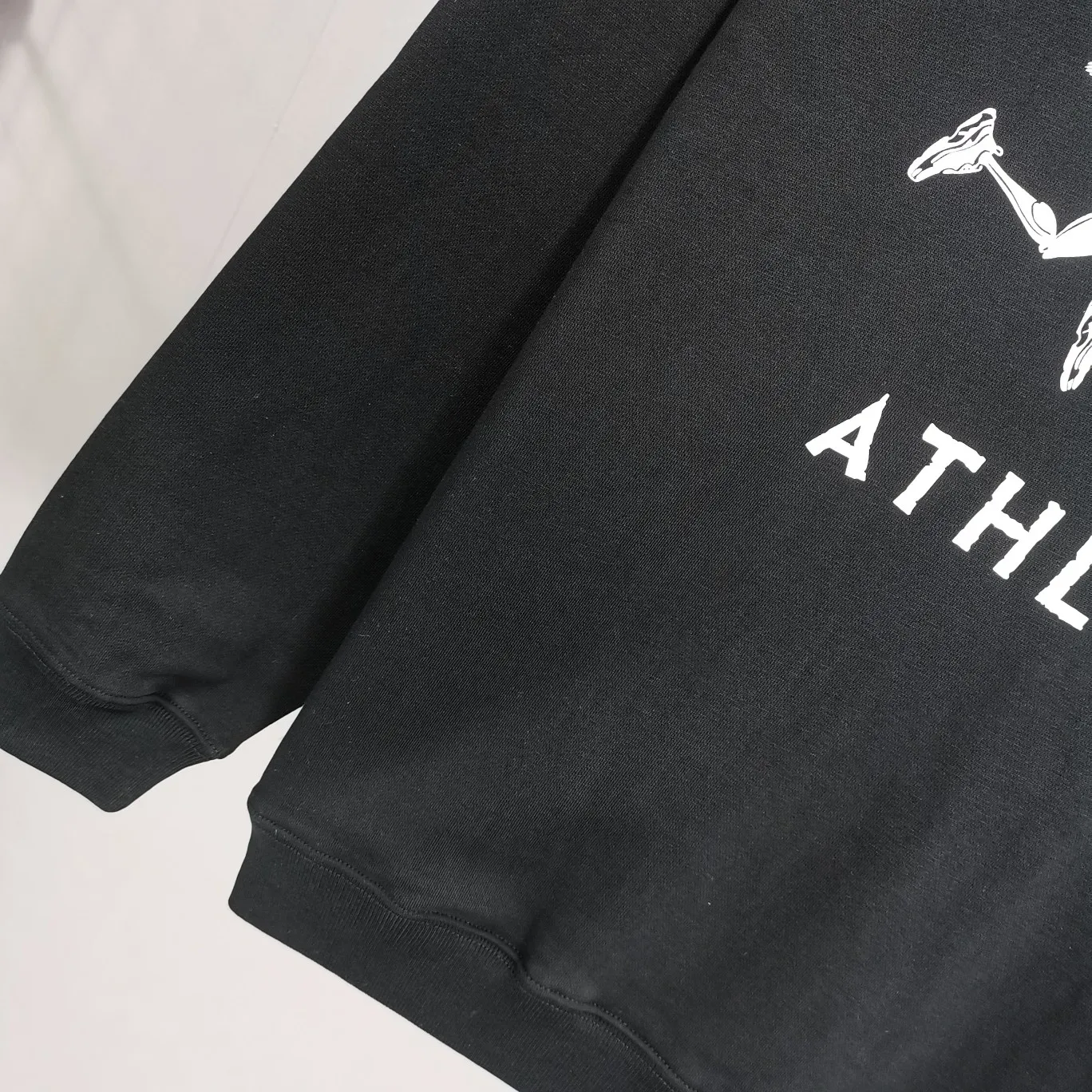 The top tested version of Balenciaga BALENCIAGA running men's running marathon pure cotton loose loose men's and women's couple's same style autumn and winter hoodie hooded sweatshirt. The printing uses imported glue, high covering screen technology, high printing accuracy and no tooth edges. Neat, refreshing, and clear texture. The fabric is made of 480g combed cotton fabric, which is full of drape! Color: Black White Dark Blue Size: XS-L P:450