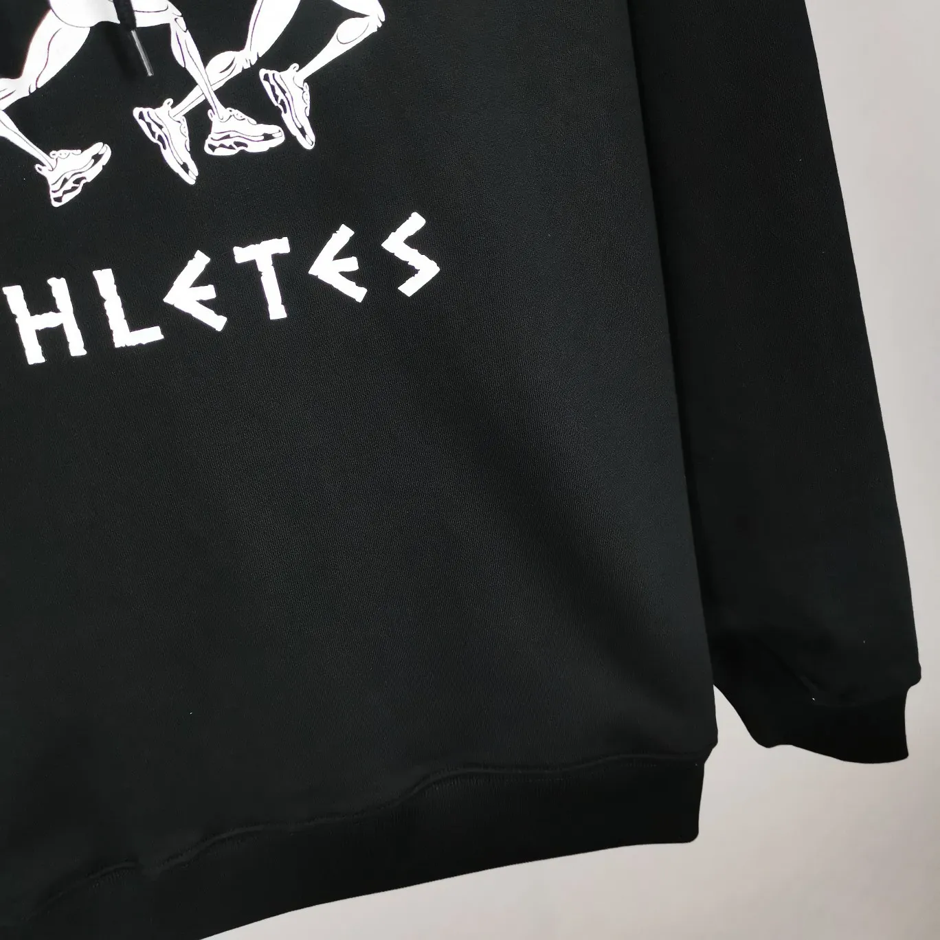 The top tested version of Balenciaga BALENCIAGA running men's running marathon pure cotton loose loose men's and women's couple's same style autumn and winter hoodie hooded sweatshirt. The printing uses imported glue, high covering screen technology, high printing accuracy and no tooth edges. Neat, refreshing, and clear texture. The fabric is made of 480g combed cotton fabric, which is full of drape! Color: Black White Dark Blue Size: XS-L P:450