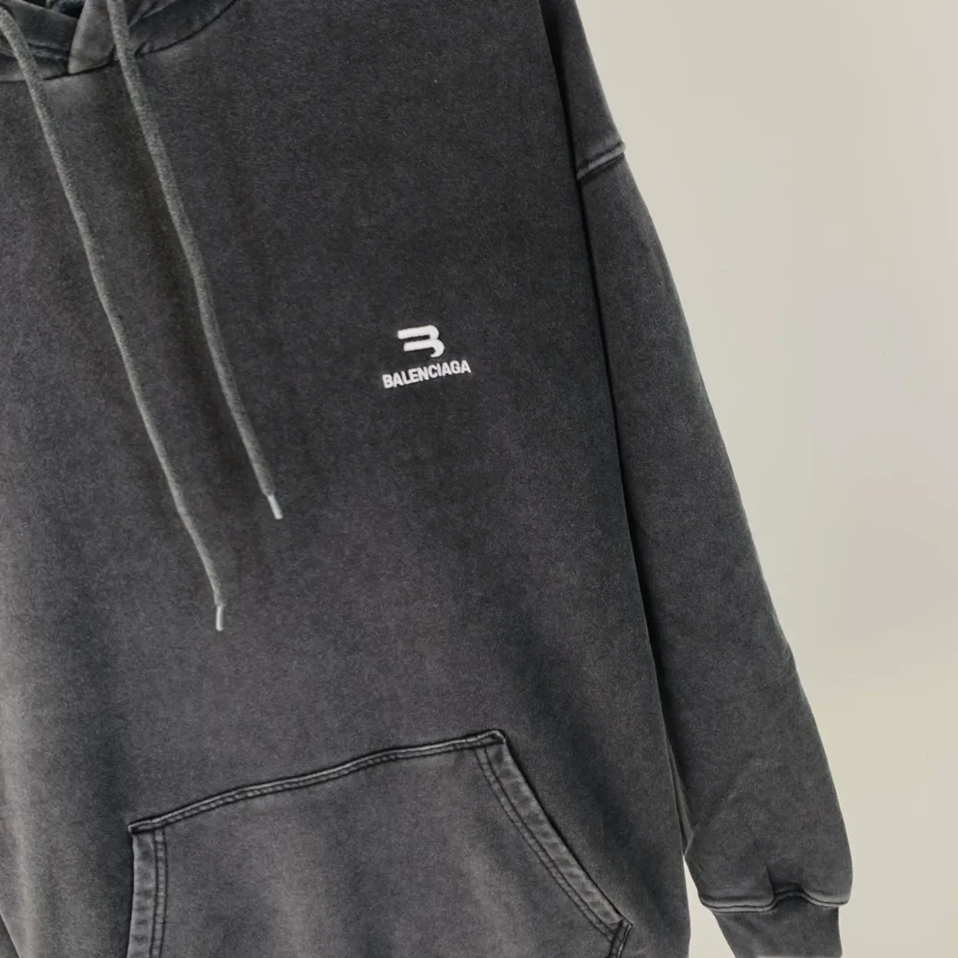 Spring and Autumn top-notch proven version BALENCIAGA Balenciaga's new LOGO inverted chest embroidery print men's and women's couple stars the same style pure cotton hoodie sweatshirt using imported Tajima embroidery printing, the printing texture is clear and full! Ready-made garments are washed, fried and sanded with snowflakes. The scrap rate is very high and the sense of craftsmanship is strong. The threads and fabrics of the whole garment are produced in the same vat. There is 0 color difference. It uses a 460g double-ply David's coat. It can weigh up to 470g after being washed and feels thick and solid. Accessories: butter paper with logo, three-label synchronized official website. Size: XS-L Color: washed black P: 430