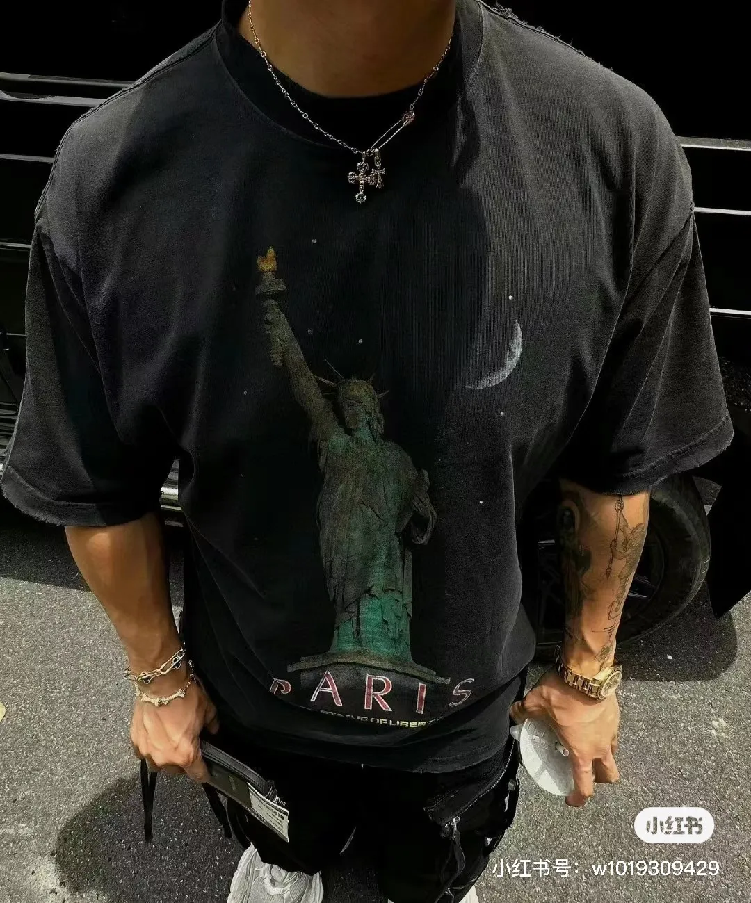 ♻️💯Upper body reference model picture❤️【New arrival】Top version - BALENCIAGA - Statue of Liberty printed short-sleeved T-shirt. Original developed custom-woven fabric process, washed and treated. High gram weight 300g fabric, full texture, clean cloth surface, soft and comfortable. Solona thread custom dyeing has no color difference. The fabric uses a plain weave structure made of thicker yarns and has a retro style. Plain weave is a basic fabric structure characterized by frequent interweaving of warp and weft yarns. The fabric has a smooth appearance, clear texture, and a relatively light feel. Ready-to-wear garments are generally washable and comfortable to wear. The front is decorated with the Statue of Liberty. Printing process The Statue of Liberty National Monument, also known as Liberty Enlightening the World, is located on Liberty Island, New York, USA. On the occasion of the 100th anniversary of the founding of the United States, France presented a statue representing freedom. The underside of the statue is transformed into a Paris letter print, which is very symbolic. The design language of Balenciaga has a profound meaning. Graffiti prints are handsome and full of style. Washed and worn hole crafts os drop shoulders and loose version. Same style for men and women. Color: active white black. Size: XS-L P:300