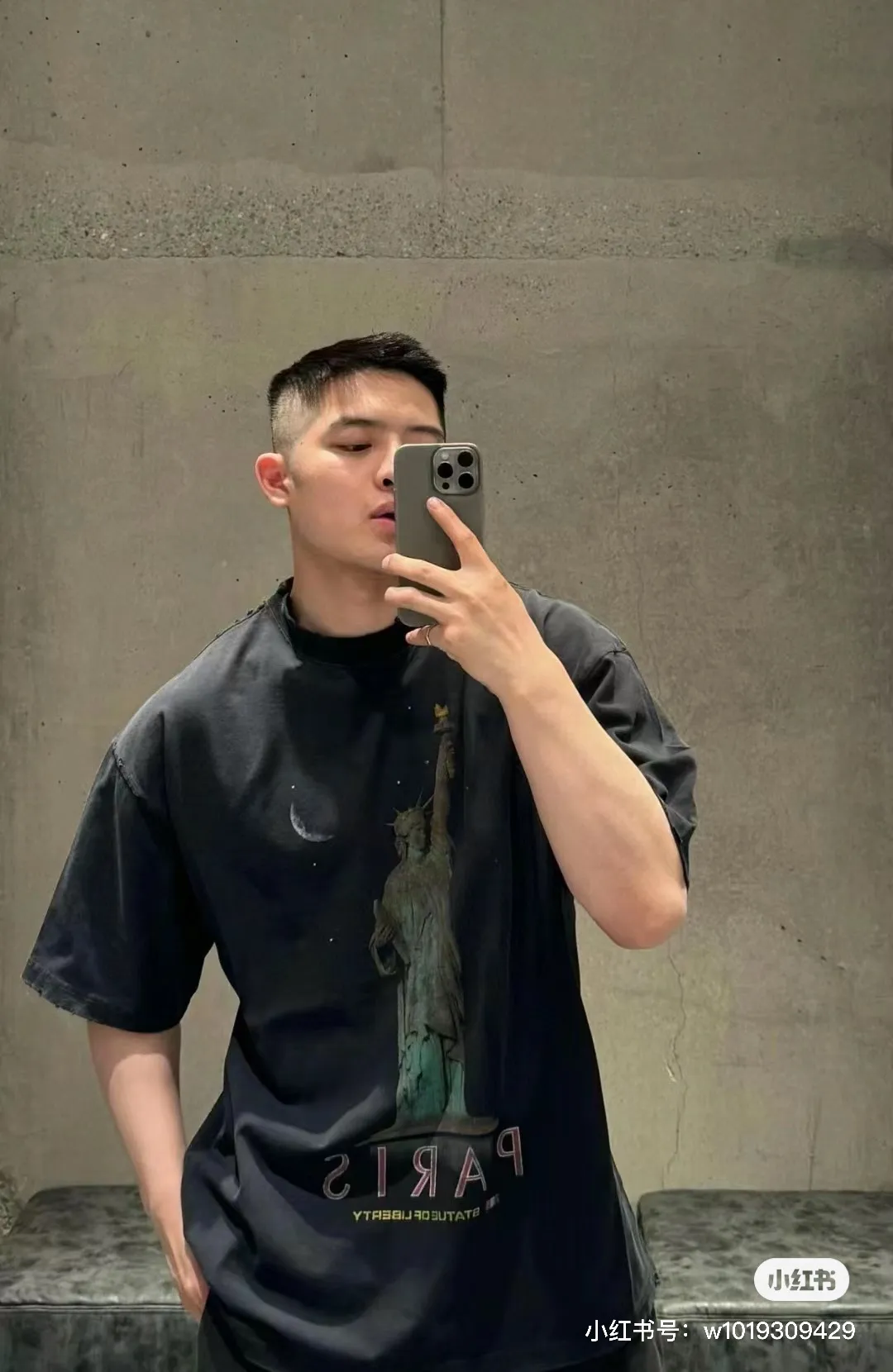 ♻️💯Upper body reference model picture❤️【New arrival】Top version - BALENCIAGA - Statue of Liberty printed short-sleeved T-shirt. Original developed custom-woven fabric process, washed and treated. High gram weight 300g fabric, full texture, clean cloth surface, soft and comfortable. Solona thread custom dyeing has no color difference. The fabric uses a plain weave structure made of thicker yarns and has a retro style. Plain weave is a basic fabric structure characterized by frequent interweaving of warp and weft yarns. The fabric has a smooth appearance, clear texture, and a relatively light feel. Ready-to-wear garments are generally washable and comfortable to wear. The front is decorated with the Statue of Liberty. Printing process The Statue of Liberty National Monument, also known as Liberty Enlightening the World, is located on Liberty Island, New York, USA. On the occasion of the 100th anniversary of the founding of the United States, France presented a statue representing freedom. The underside of the statue is transformed into a Paris letter print, which is very symbolic. The design language of Balenciaga has a profound meaning. Graffiti prints are handsome and full of style. Washed and worn hole crafts os drop shoulders and loose version. Same style for men and women. Color: active white black. Size: XS-L P:300