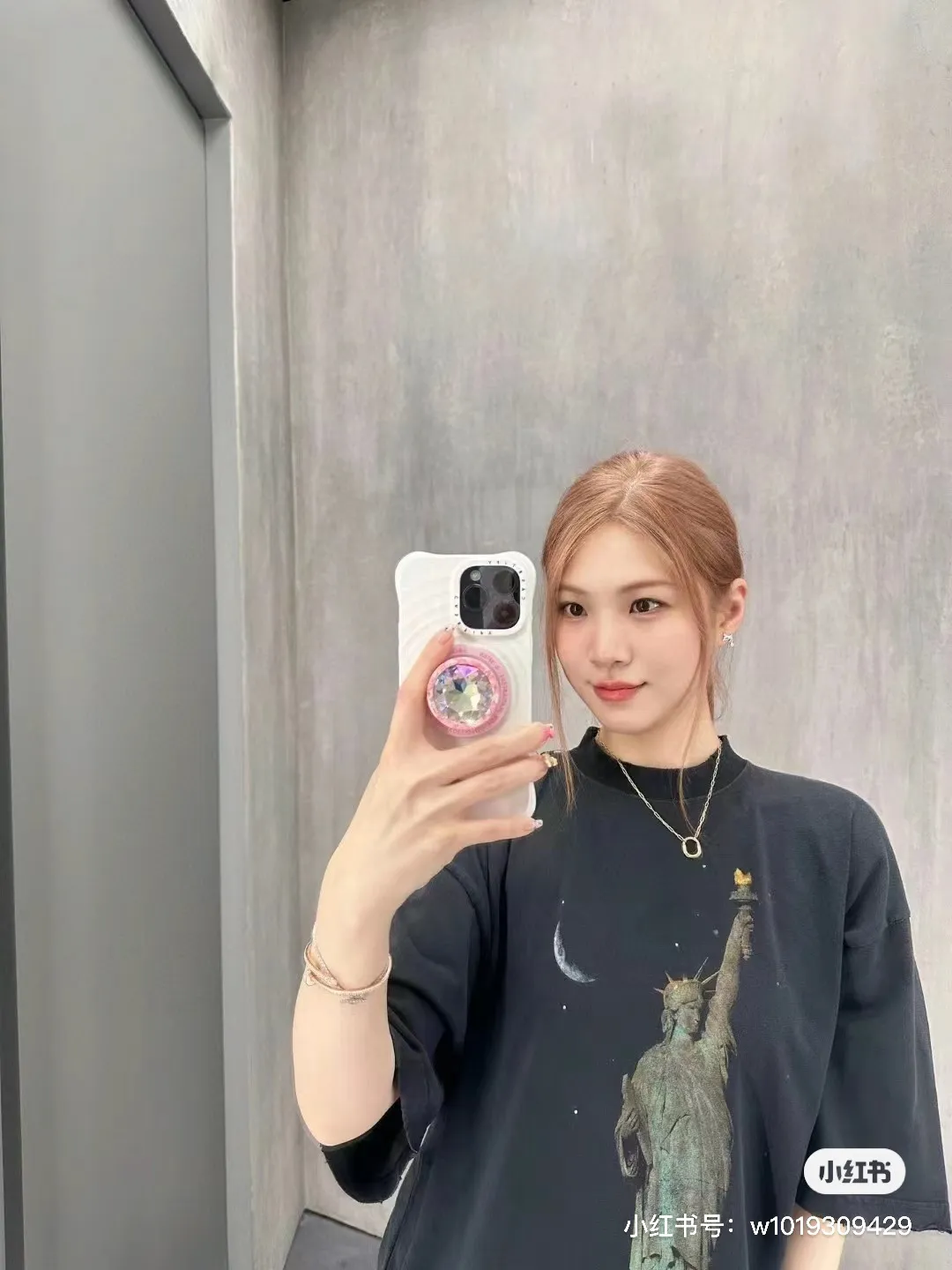 ♻️💯Upper body reference model picture❤️【New arrival】Top version - BALENCIAGA - Statue of Liberty printed short-sleeved T-shirt. Original developed custom-woven fabric process, washed and treated. High gram weight 300g fabric, full texture, clean cloth surface, soft and comfortable. Solona thread custom dyeing has no color difference. The fabric uses a plain weave structure made of thicker yarns and has a retro style. Plain weave is a basic fabric structure characterized by frequent interweaving of warp and weft yarns. The fabric has a smooth appearance, clear texture, and a relatively light feel. Ready-to-wear garments are generally washable and comfortable to wear. The front is decorated with the Statue of Liberty. Printing process The Statue of Liberty National Monument, also known as Liberty Enlightening the World, is located on Liberty Island, New York, USA. On the occasion of the 100th anniversary of the founding of the United States, France presented a statue representing freedom. The underside of the statue is transformed into a Paris letter print, which is very symbolic. The design language of Balenciaga has a profound meaning. Graffiti prints are handsome and full of style. Washed and worn hole crafts os drop shoulders and loose version. Same style for men and women. Color: active white black. Size: XS-L P:300