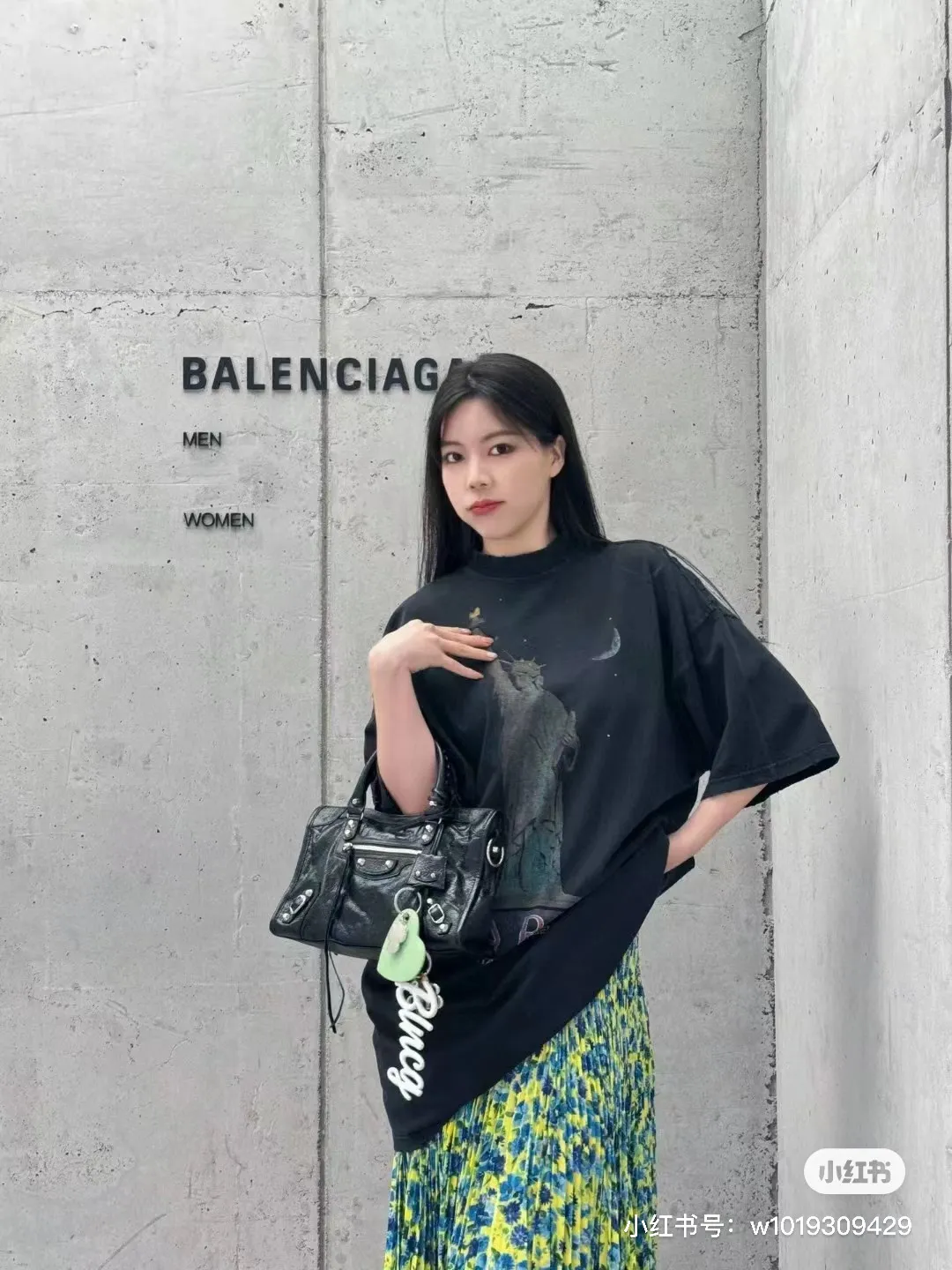 ♻️💯Upper body reference model picture❤️【New arrival】Top version - BALENCIAGA - Statue of Liberty printed short-sleeved T-shirt. Original developed custom-woven fabric process, washed and treated. High gram weight 300g fabric, full texture, clean cloth surface, soft and comfortable. Solona thread custom dyeing has no color difference. The fabric uses a plain weave structure made of thicker yarns and has a retro style. Plain weave is a basic fabric structure characterized by frequent interweaving of warp and weft yarns. The fabric has a smooth appearance, clear texture, and a relatively light feel. Ready-to-wear garments are generally washable and comfortable to wear. The front is decorated with the Statue of Liberty. Printing process The Statue of Liberty National Monument, also known as Liberty Enlightening the World, is located on Liberty Island, New York, USA. On the occasion of the 100th anniversary of the founding of the United States, France presented a statue representing freedom. The underside of the statue is transformed into a Paris letter print, which is very symbolic. The design language of Balenciaga has a profound meaning. Graffiti prints are handsome and full of style. Washed and worn hole crafts os drop shoulders and loose version. Same style for men and women. Color: active white black. Size: XS-L P:300