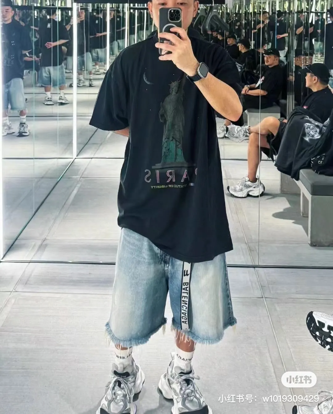 ♻️💯Upper body reference model picture❤️【New arrival】Top version - BALENCIAGA - Statue of Liberty printed short-sleeved T-shirt. Original developed custom-woven fabric process, washed and treated. High gram weight 300g fabric, full texture, clean cloth surface, soft and comfortable. Solona thread custom dyeing has no color difference. The fabric uses a plain weave structure made of thicker yarns and has a retro style. Plain weave is a basic fabric structure characterized by frequent interweaving of warp and weft yarns. The fabric has a smooth appearance, clear texture, and a relatively light feel. Ready-to-wear garments are generally washable and comfortable to wear. The front is decorated with the Statue of Liberty. Printing process The Statue of Liberty National Monument, also known as Liberty Enlightening the World, is located on Liberty Island, New York, USA. On the occasion of the 100th anniversary of the founding of the United States, France presented a statue representing freedom. The underside of the statue is transformed into a Paris letter print, which is very symbolic. The design language of Balenciaga has a profound meaning. Graffiti prints are handsome and full of style. Washed and worn hole crafts os drop shoulders and loose version. Same style for men and women. Color: active white black. Size: XS-L P:300