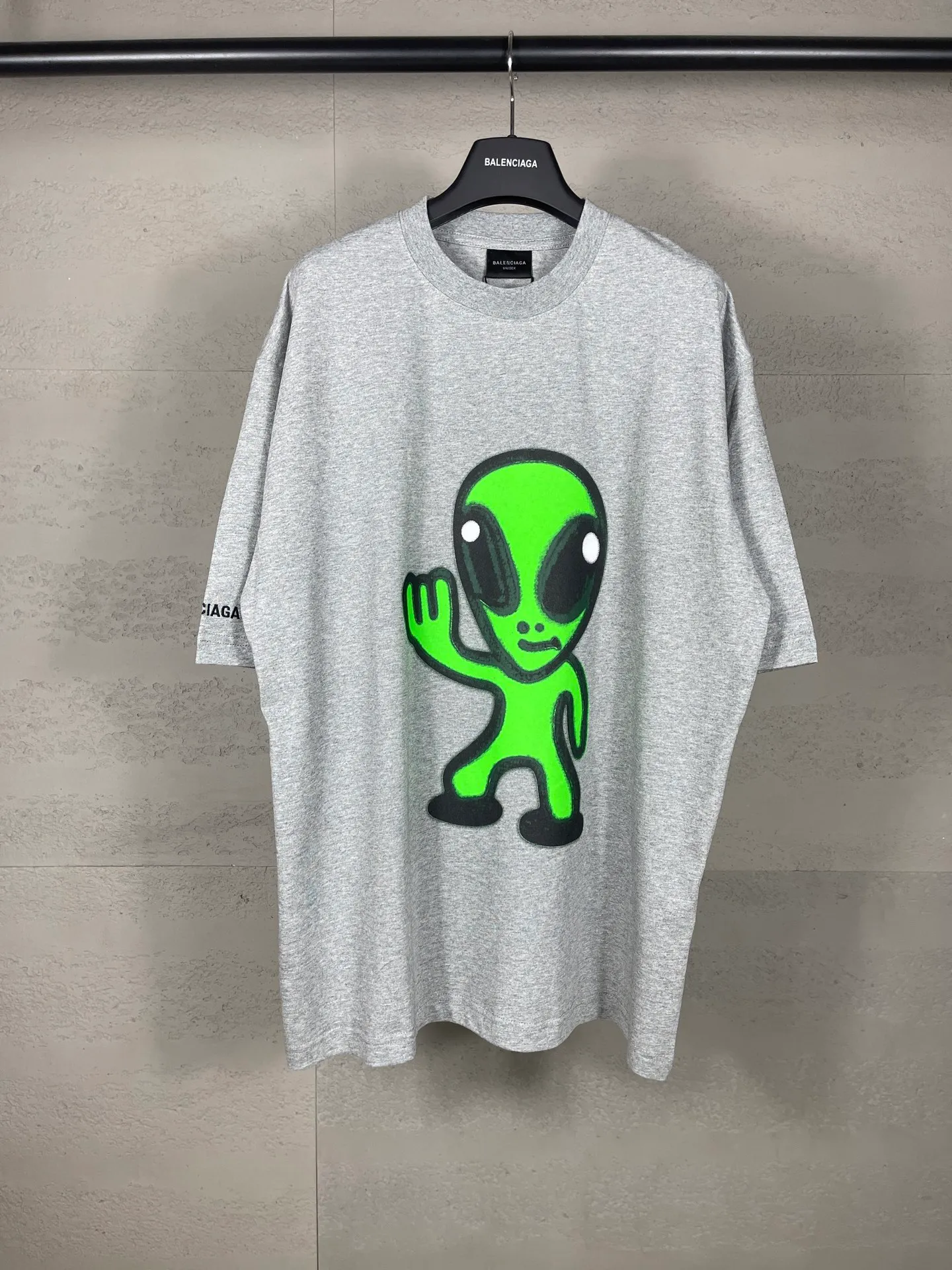 🅿️194 real photos [top version. official website quality] BALENCI*GA/25 new model. The front is directly printed with hithg there + dripley art work + luminous effect, aliens are printed on the front, smiley faces are printed on the back, short-sleeved T-shirt with embroidered letters on the right sleeve # SS25 latest style. Research and development at the first time, different market currencies. Comparisons welcome. The fabric is made of Paris ZP custom-woven and dyed cotton double yarn. Weighing 260 grams, the cloth surface is clean. The cloth pattern is clear, soft and comfortable. The threads are dyed with no color difference. Printing adopts computer direct printing. Jubie market currency. Welcome to compare. The version adopts OS loose shoulder design. Same style for men and women. Code: BL253683 Color: off-white, black, floral gray Size: XS S M L