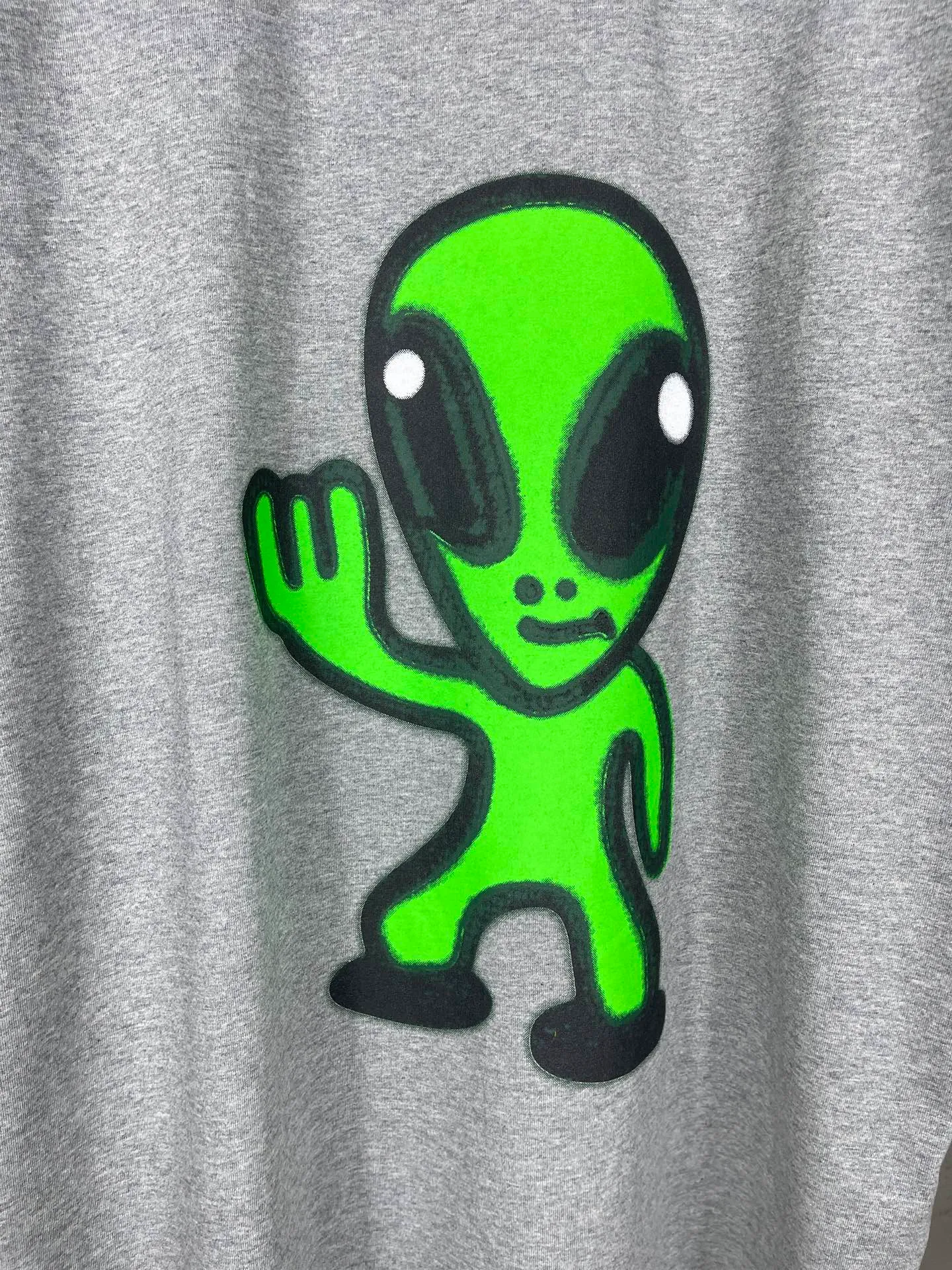 🅿️194 real photos [top version. official website quality] BALENCI*GA/25 new model. The front is directly printed with hithg there + dripley art work + luminous effect, aliens are printed on the front, smiley faces are printed on the back, short-sleeved T-shirt with embroidered letters on the right sleeve # SS25 latest style. Research and development at the first time, different market currencies. Comparisons welcome. The fabric is made of Paris ZP custom-woven and dyed cotton double yarn. Weighing 260 grams, the cloth surface is clean. The cloth pattern is clear, soft and comfortable. The threads are dyed with no color difference. Printing adopts computer direct printing. Jubie market currency. Welcome to compare. The version adopts OS loose shoulder design. Same style for men and women. Code: BL253683 Color: off-white, black, floral gray Size: XS S M L