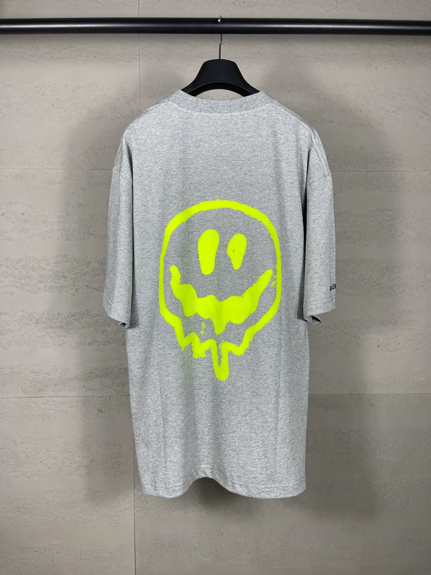 🅿️194 real photos [top version. official website quality] BALENCI*GA/25 new model. The front is directly printed with hithg there + dripley art work + luminous effect, aliens are printed on the front, smiley faces are printed on the back, short-sleeved T-shirt with embroidered letters on the right sleeve # SS25 latest style. Research and development at the first time, different market currencies. Comparisons welcome. The fabric is made of Paris ZP custom-woven and dyed cotton double yarn. Weighing 260 grams, the cloth surface is clean. The cloth pattern is clear, soft and comfortable. The threads are dyed with no color difference. Printing adopts computer direct printing. Jubie market currency. Welcome to compare. The version adopts OS loose shoulder design. Same style for men and women. Code: BL253683 Color: off-white, black, floral gray Size: XS S M L