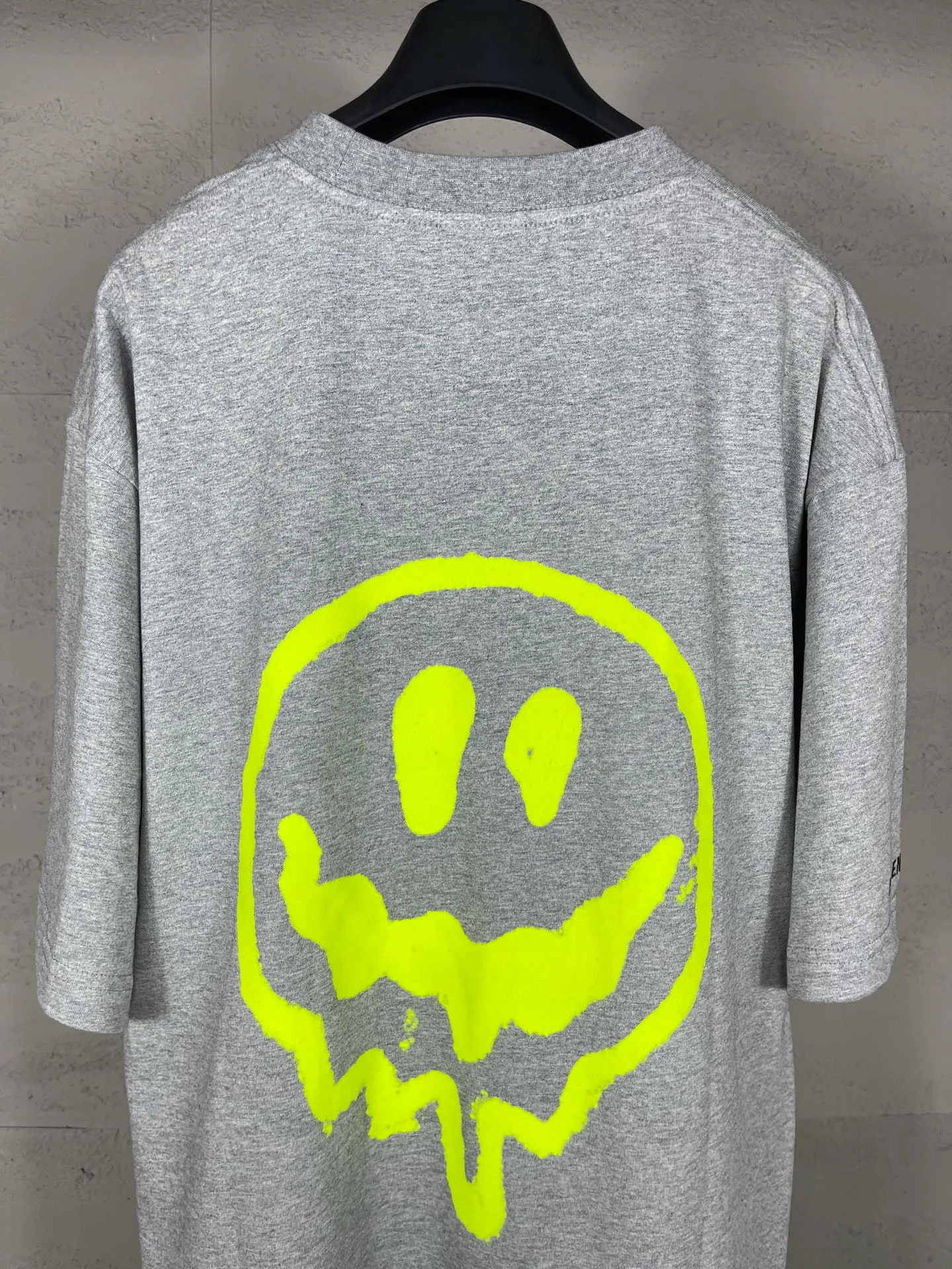🅿️194 real photos [top version. official website quality] BALENCI*GA/25 new model. The front is directly printed with hithg there + dripley art work + luminous effect, aliens are printed on the front, smiley faces are printed on the back, short-sleeved T-shirt with embroidered letters on the right sleeve # SS25 latest style. Research and development at the first time, different market currencies. Comparisons welcome. The fabric is made of Paris ZP custom-woven and dyed cotton double yarn. Weighing 260 grams, the cloth surface is clean. The cloth pattern is clear, soft and comfortable. The threads are dyed with no color difference. Printing adopts computer direct printing. Jubie market currency. Welcome to compare. The version adopts OS loose shoulder design. Same style for men and women. Code: BL253683 Color: off-white, black, floral gray Size: XS S M L