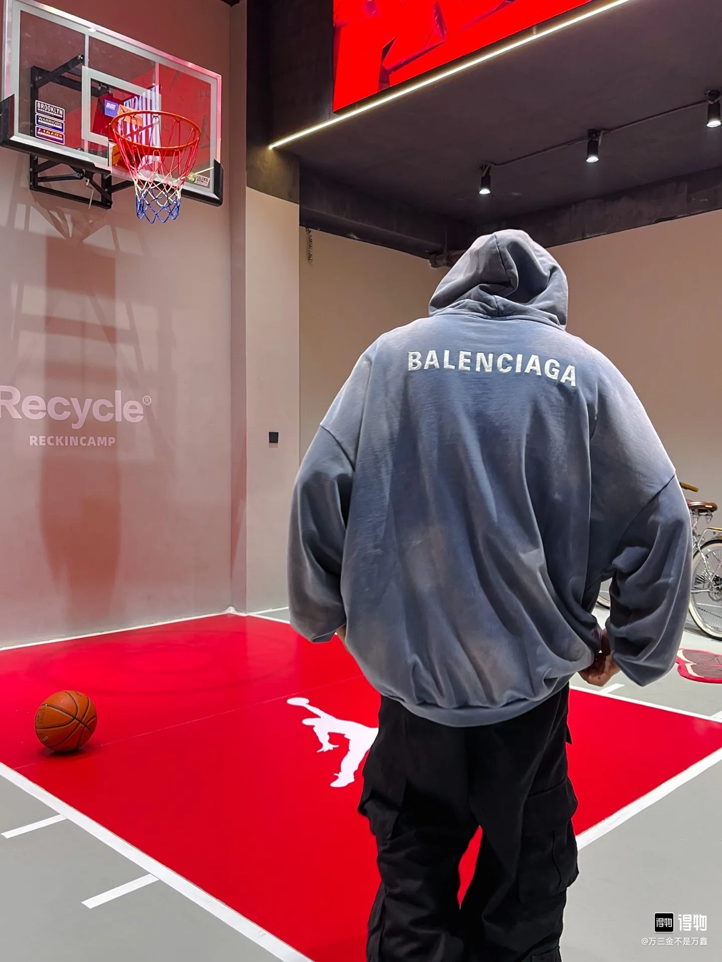 ♻️💯Refer to the model picture for the upper body❤️Top tested version - BALENCIAGA - Paris' new gradient color series. Hooded sweatshirt with embroidered letter logo on the front and back. Exclusive logo letter pattern on the front and rear panels. Heavy craftsmanship. Simple but not simple. Original development of custom-woven fabric. Use specific weight 480g. Process washing treatment. Spray horse process. Not easy to deform. Soft texture. Full of thickness. Highly restored. The chest is made of imported Tajima machine heavy industry high-density embroidery. Fine embroidery, three-dimensional effect, clear lines, no rough edges and miscellaneous threads, ultra-high-tech embroidery, very high fullness, obvious concave and convex texture, OS dropped shoulders, loose version, same style for men and women, color: lavender, gradient blue, size: XS--L P:480