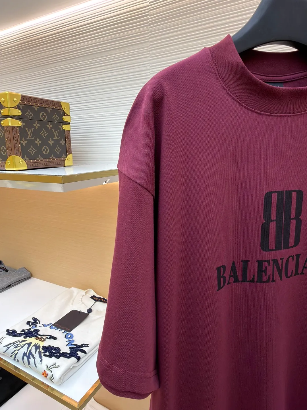 Balenciaga nano BB printed short sleeves ●Original version: 4600 purchase and development ●Item number: 1682350-X90 ●Fabric: moire jersey fabric ●Technology: glue printing production ●Color: burgundy ●Version: loose version ●Weight: about 330 grams ●Size: The layered texture carrier is embellished with the exquisite Balenciaga nano BB art on the chest and stamped with a silver-gray artistic seal. It is a concrete expression of the brand's soul. Use every outfit to outline your own fashion picture. Glue printing is used. The chest printing has been modified three times with the film screen. The glue liquid paint is used to print the pattern on the fabric. The fabric is baked to fix the printed pattern. The fabric has been washed. It has a better hand feel and texture. It is not easy to deform, not easy to shrink, not easy to fade, and maintains long-term beauty. The overall wiring is straight and delicate, the fabric is comfortable and soft, and the color is consistent without color difference. It can be matched with the same style to create a fashionable look and control various occasions. Customized accessories, complete with three standards, same style for men and women!