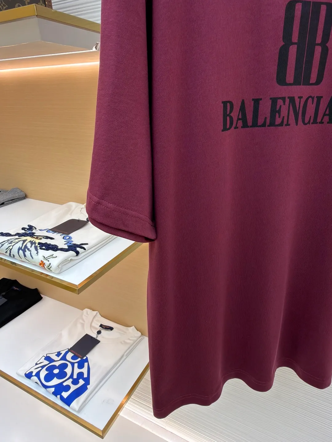 Balenciaga nano BB printed short sleeves ●Original version: 4600 purchase and development ●Item number: 1682350-X90 ●Fabric: moire jersey fabric ●Technology: glue printing production ●Color: burgundy ●Version: loose version ●Weight: about 330 grams ●Size: The layered texture carrier is embellished with the exquisite Balenciaga nano BB art on the chest and stamped with a silver-gray artistic seal. It is a concrete expression of the brand's soul. Use every outfit to outline your own fashion picture. Glue printing is used. The chest printing has been modified three times with the film screen. The glue liquid paint is used to print the pattern on the fabric. The fabric is baked to fix the printed pattern. The fabric has been washed. It has a better hand feel and texture. It is not easy to deform, not easy to shrink, not easy to fade, and maintains long-term beauty. The overall wiring is straight and delicate, the fabric is comfortable and soft, and the color is consistent without color difference. It can be matched with the same style to create a fashionable look and control various occasions. Customized accessories, complete with three standards, same style for men and women!