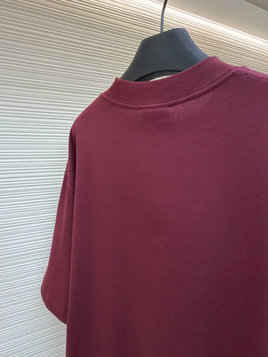 Balenciaga nano BB printed short sleeves ●Original version: 4600 purchase and development ●Item number: 1682350-X90 ●Fabric: moire jersey fabric ●Technology: glue printing production ●Color: burgundy ●Version: loose version ●Weight: about 330 grams ●Size: The layered texture carrier is embellished with the exquisite Balenciaga nano BB art on the chest and stamped with a silver-gray artistic seal. It is a concrete expression of the brand's soul. Use every outfit to outline your own fashion picture. Glue printing is used. The chest printing has been modified three times with the film screen. The glue liquid paint is used to print the pattern on the fabric. The fabric is baked to fix the printed pattern. The fabric has been washed. It has a better hand feel and texture. It is not easy to deform, not easy to shrink, not easy to fade, and maintains long-term beauty. The overall wiring is straight and delicate, the fabric is comfortable and soft, and the color is consistent without color difference. It can be matched with the same style to create a fashionable look and control various occasions. Customized accessories, complete with three standards, same style for men and women!