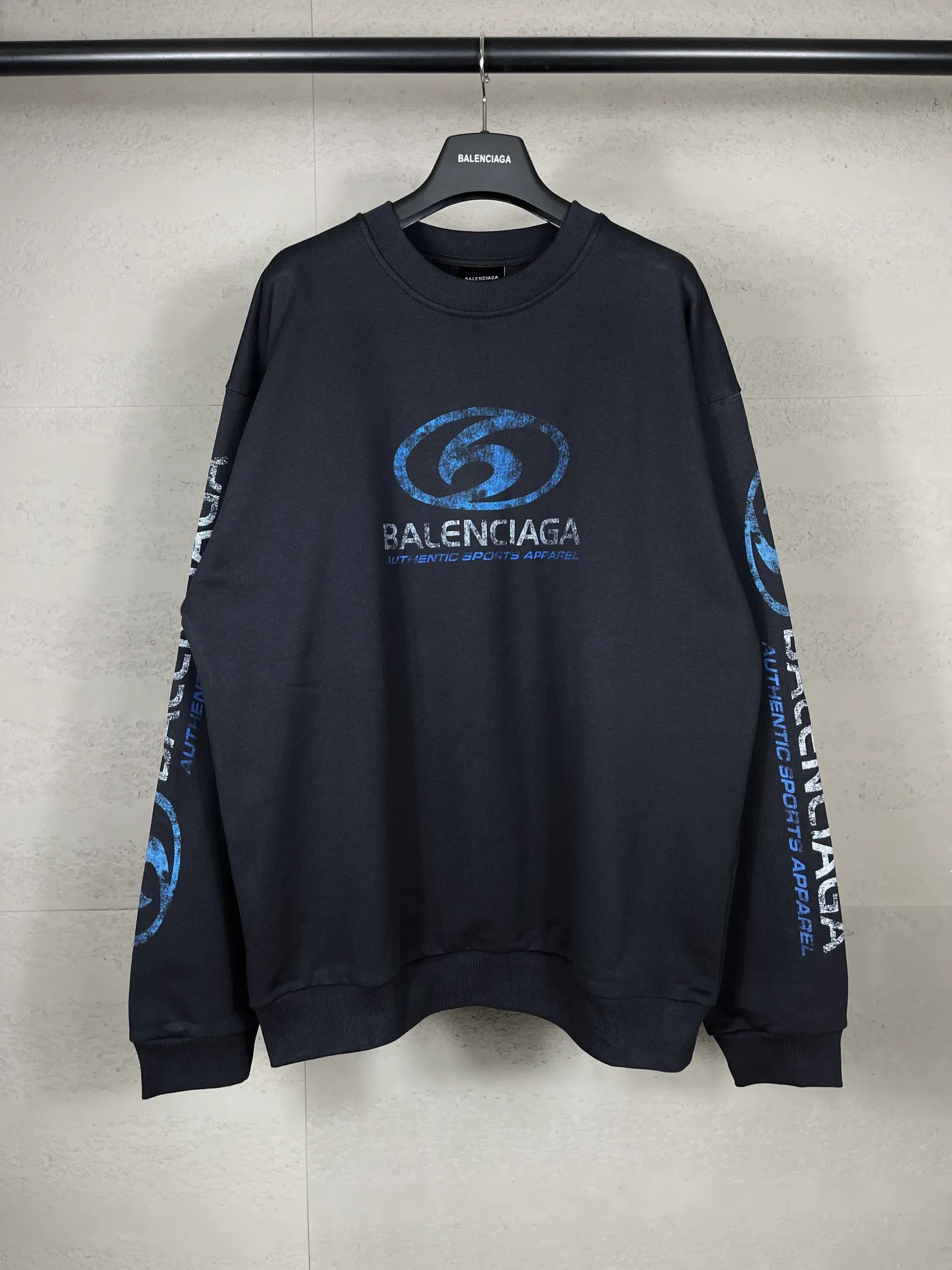 🅿️270 real photos [Top version. Official website quality] BALENCI*GA/Paris. 2024 new style. New LOGO blurry LOGO direct-injection printing ready-made worn-out round-neck sweatshirt, brick cabinet synchronization. Genuine product developed at the first time, happy to print and compare! The fabric is made of Paris ZP custom-woven and dyed cotton sweatshirt. Weighing 460 grams, the cloth surface is clean. The cloth pattern is clear, soft and comfortable. The threads are dyed with no color difference. The classic LOGO is printed using environmentally friendly imported materials, with clear straight-crack pattern letters and a three-dimensional effect. Restored brick cabinet. Ready-made clothes are washed, worn and distressed. Different market currency. Welcome to compare. The version adopts OS loose shoulder design. Same style for men and women. Code: BL235585 Color: Gray Blue Size: XS S L