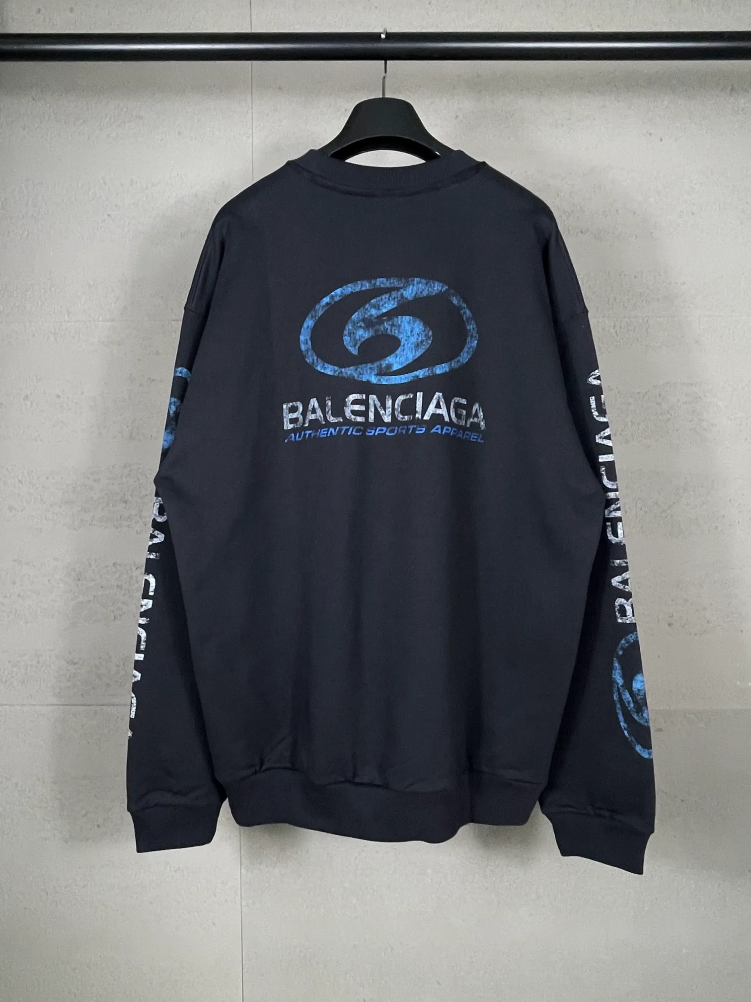 🅿️270 real photos [Top version. Official website quality] BALENCI*GA/Paris. 2024 new style. New LOGO blurry LOGO direct-injection printing ready-made worn-out round-neck sweatshirt, brick cabinet synchronization. Genuine product developed at the first time, happy to print and compare! The fabric is made of Paris ZP custom-woven and dyed cotton sweatshirt. Weighing 460 grams, the cloth surface is clean. The cloth pattern is clear, soft and comfortable. The threads are dyed with no color difference. The classic LOGO is printed using environmentally friendly imported materials, with clear straight-crack pattern letters and a three-dimensional effect. Restored brick cabinet. Ready-made clothes are washed, worn and distressed. Different market currency. Welcome to compare. The version adopts OS loose shoulder design. Same style for men and women. Code: BL235585 Color: Gray Blue Size: XS S L