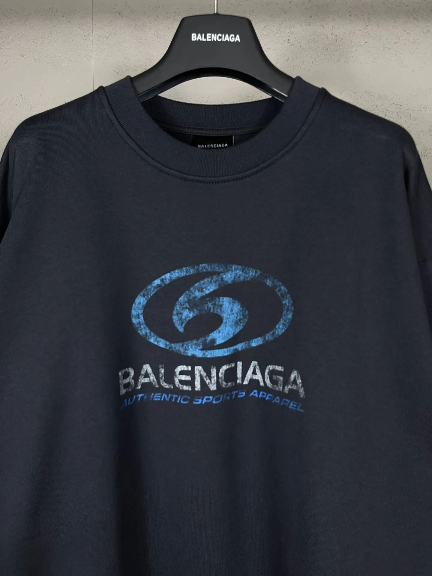 🅿️270 real photos [Top version. Official website quality] BALENCI*GA/Paris. 2024 new style. New LOGO blurry LOGO direct-injection printing ready-made worn-out round-neck sweatshirt, brick cabinet synchronization. Genuine product developed at the first time, happy to print and compare! The fabric is made of Paris ZP custom-woven and dyed cotton sweatshirt. Weighing 460 grams, the cloth surface is clean. The cloth pattern is clear, soft and comfortable. The threads are dyed with no color difference. The classic LOGO is printed using environmentally friendly imported materials, with clear straight-crack pattern letters and a three-dimensional effect. Restored brick cabinet. Ready-made clothes are washed, worn and distressed. Different market currency. Welcome to compare. The version adopts OS loose shoulder design. Same style for men and women. Code: BL235585 Color: Gray Blue Size: XS S L