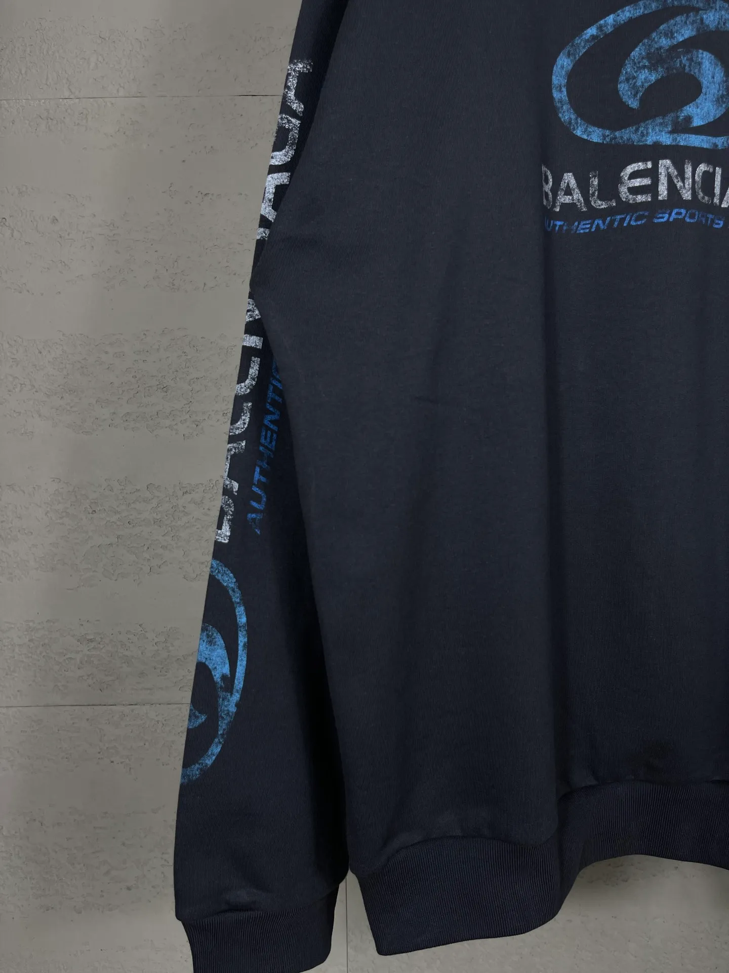 🅿️270 real photos [Top version. Official website quality] BALENCI*GA/Paris. 2024 new style. New LOGO blurry LOGO direct-injection printing ready-made worn-out round-neck sweatshirt, brick cabinet synchronization. Genuine product developed at the first time, happy to print and compare! The fabric is made of Paris ZP custom-woven and dyed cotton sweatshirt. Weighing 460 grams, the cloth surface is clean. The cloth pattern is clear, soft and comfortable. The threads are dyed with no color difference. The classic LOGO is printed using environmentally friendly imported materials, with clear straight-crack pattern letters and a three-dimensional effect. Restored brick cabinet. Ready-made clothes are washed, worn and distressed. Different market currency. Welcome to compare. The version adopts OS loose shoulder design. Same style for men and women. Code: BL235585 Color: Gray Blue Size: XS S L