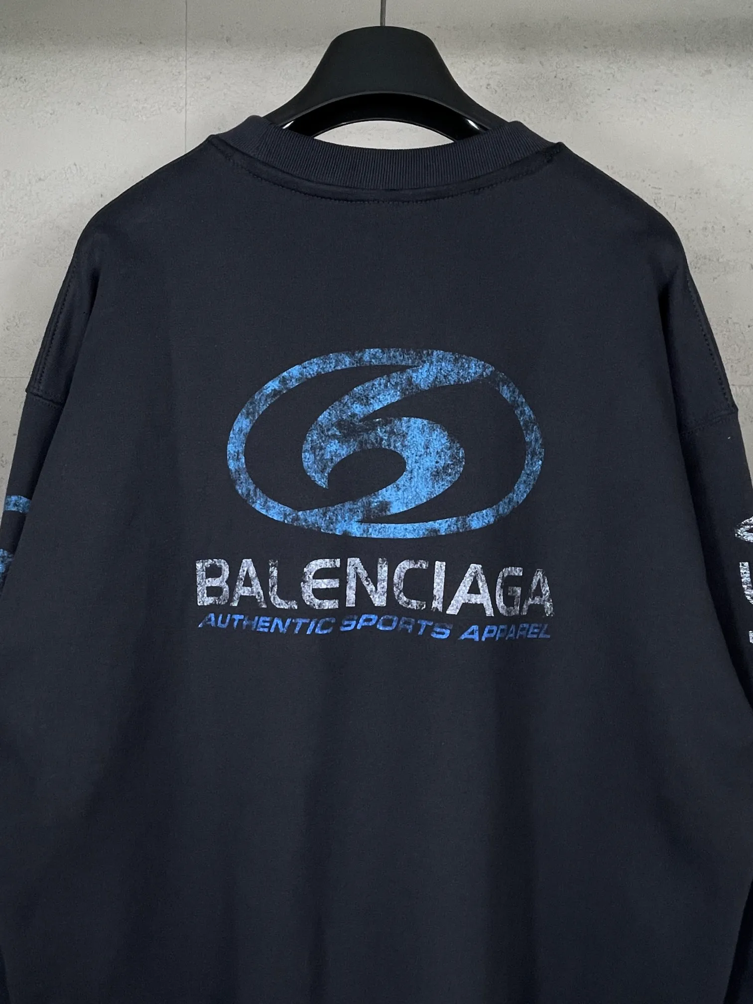 🅿️270 real photos [Top version. Official website quality] BALENCI*GA/Paris. 2024 new style. New LOGO blurry LOGO direct-injection printing ready-made worn-out round-neck sweatshirt, brick cabinet synchronization. Genuine product developed at the first time, happy to print and compare! The fabric is made of Paris ZP custom-woven and dyed cotton sweatshirt. Weighing 460 grams, the cloth surface is clean. The cloth pattern is clear, soft and comfortable. The threads are dyed with no color difference. The classic LOGO is printed using environmentally friendly imported materials, with clear straight-crack pattern letters and a three-dimensional effect. Restored brick cabinet. Ready-made clothes are washed, worn and distressed. Different market currency. Welcome to compare. The version adopts OS loose shoulder design. Same style for men and women. Code: BL235585 Color: Gray Blue Size: XS S L