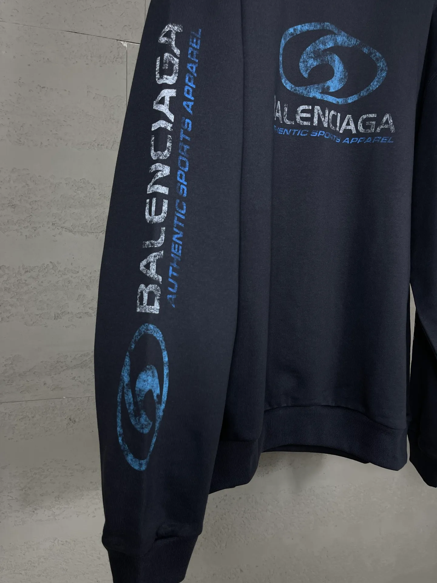 🅿️270 real photos [Top version. Official website quality] BALENCI*GA/Paris. 2024 new style. New LOGO blurry LOGO direct-injection printing ready-made worn-out round-neck sweatshirt, brick cabinet synchronization. Genuine product developed at the first time, happy to print and compare! The fabric is made of Paris ZP custom-woven and dyed cotton sweatshirt. Weighing 460 grams, the cloth surface is clean. The cloth pattern is clear, soft and comfortable. The threads are dyed with no color difference. The classic LOGO is printed using environmentally friendly imported materials, with clear straight-crack pattern letters and a three-dimensional effect. Restored brick cabinet. Ready-made clothes are washed, worn and distressed. Different market currency. Welcome to compare. The version adopts OS loose shoulder design. Same style for men and women. Code: BL235585 Color: Gray Blue Size: XS S L
