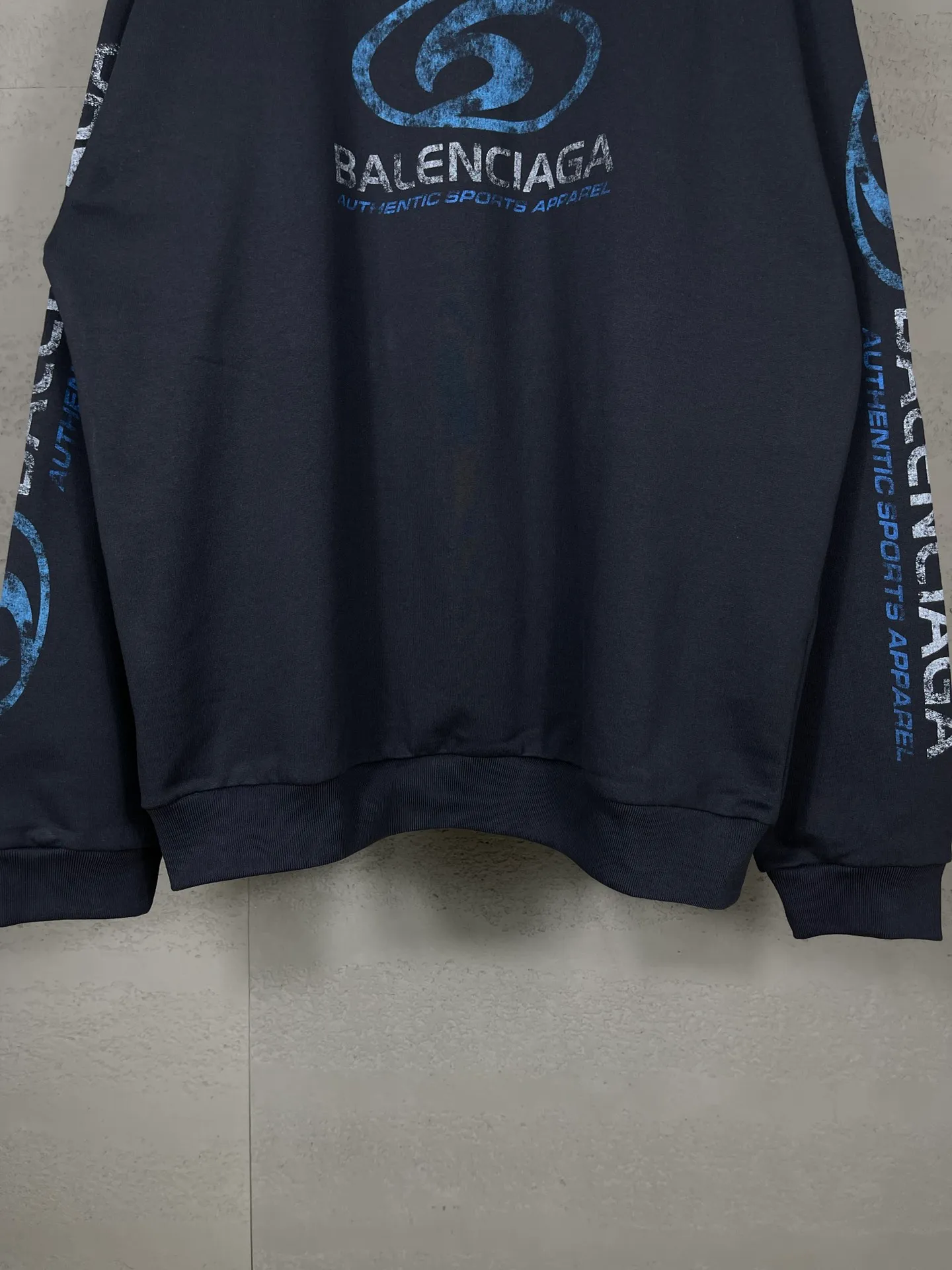 🅿️270 real photos [Top version. Official website quality] BALENCI*GA/Paris. 2024 new style. New LOGO blurry LOGO direct-injection printing ready-made worn-out round-neck sweatshirt, brick cabinet synchronization. Genuine product developed at the first time, happy to print and compare! The fabric is made of Paris ZP custom-woven and dyed cotton sweatshirt. Weighing 460 grams, the cloth surface is clean. The cloth pattern is clear, soft and comfortable. The threads are dyed with no color difference. The classic LOGO is printed using environmentally friendly imported materials, with clear straight-crack pattern letters and a three-dimensional effect. Restored brick cabinet. Ready-made clothes are washed, worn and distressed. Different market currency. Welcome to compare. The version adopts OS loose shoulder design. Same style for men and women. Code: BL235585 Color: Gray Blue Size: XS S L