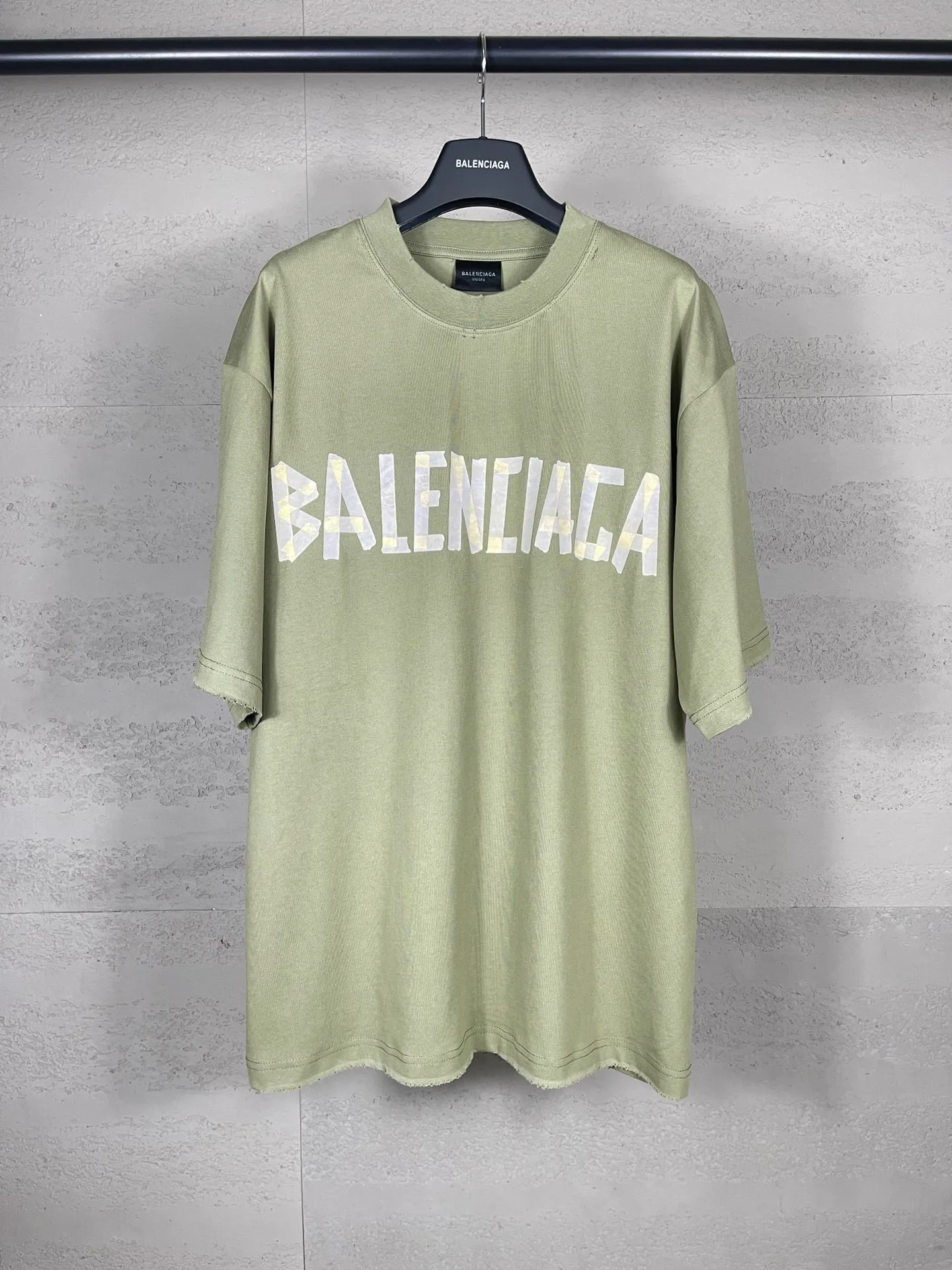 🅿️194 Actual pictures [Top version. Official website quality] BALENCI*GA/Paris. 25ss latest classic tape printing style. Ready-made clothes washed and worn short-sleeved T-shirt. Brick cabinet synchronization. The fabric is made of Paris ZP custom-woven and dyed 100% cotton double yarn compact cotton. The weight is 260 grams, the cloth surface is clean. The cloth pattern is clear, soft and comfortable, and the thread is dyed with no color difference. The classic pattern is printed using environmentally friendly imported materials. The letters are clear and the effect is three-dimensional. Restored brick cabinet. The garments were washed and aged, and polished by many hands. Produced by ultra-heavy craftsmanship, the market currency is very different, welcome to compare. The version adopts OS loose shoulder design. The same style for men and women. Code: BL253632 Color: Washed black, lime green Size: XS, S, M, L