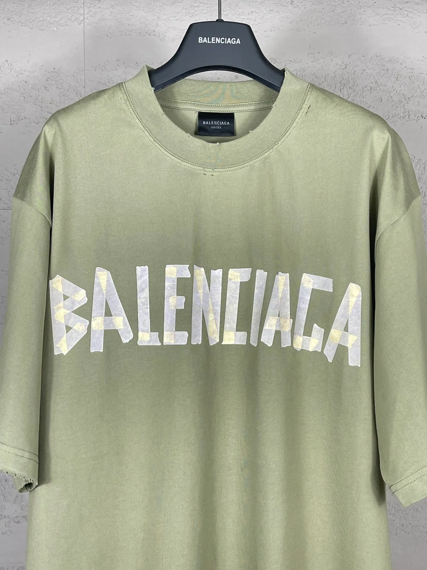 🅿️194 Actual pictures [Top version. Official website quality] BALENCI*GA/Paris. 25ss latest classic tape printing style. Ready-made clothes washed and worn short-sleeved T-shirt. Brick cabinet synchronization. The fabric is made of Paris ZP custom-woven and dyed 100% cotton double yarn compact cotton. The weight is 260 grams, the cloth surface is clean. The cloth pattern is clear, soft and comfortable, and the thread is dyed with no color difference. The classic pattern is printed using environmentally friendly imported materials. The letters are clear and the effect is three-dimensional. Restored brick cabinet. The garments were washed and aged, and polished by many hands. Produced by ultra-heavy craftsmanship, the market currency is very different, welcome to compare. The version adopts OS loose shoulder design. The same style for men and women. Code: BL253632 Color: Washed black, lime green Size: XS, S, M, L