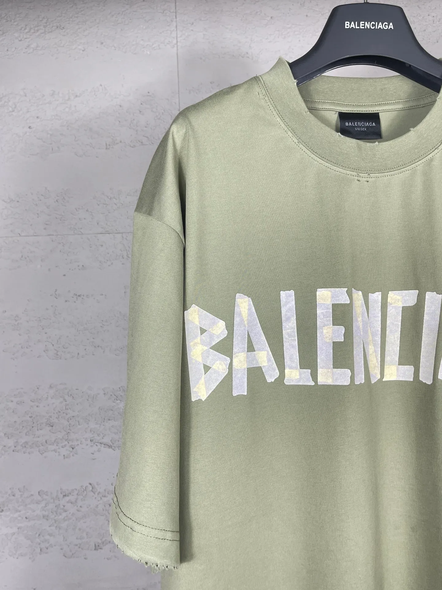 🅿️194 Actual pictures [Top version. Official website quality] BALENCI*GA/Paris. 25ss latest classic tape printing style. Ready-made clothes washed and worn short-sleeved T-shirt. Brick cabinet synchronization. The fabric is made of Paris ZP custom-woven and dyed 100% cotton double yarn compact cotton. The weight is 260 grams, the cloth surface is clean. The cloth pattern is clear, soft and comfortable, and the thread is dyed with no color difference. The classic pattern is printed using environmentally friendly imported materials. The letters are clear and the effect is three-dimensional. Restored brick cabinet. The garments were washed and aged, and polished by many hands. Produced by ultra-heavy craftsmanship, the market currency is very different, welcome to compare. The version adopts OS loose shoulder design. The same style for men and women. Code: BL253632 Color: Washed black, lime green Size: XS, S, M, L