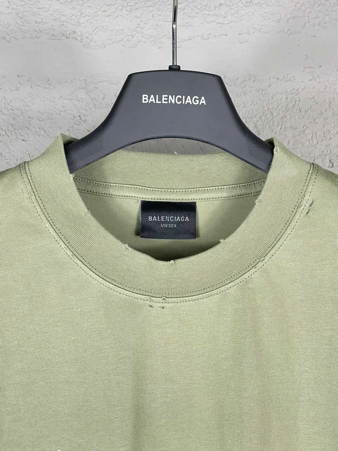 🅿️194 Actual pictures [Top version. Official website quality] BALENCI*GA/Paris. 25ss latest classic tape printing style. Ready-made clothes washed and worn short-sleeved T-shirt. Brick cabinet synchronization. The fabric is made of Paris ZP custom-woven and dyed 100% cotton double yarn compact cotton. The weight is 260 grams, the cloth surface is clean. The cloth pattern is clear, soft and comfortable, and the thread is dyed with no color difference. The classic pattern is printed using environmentally friendly imported materials. The letters are clear and the effect is three-dimensional. Restored brick cabinet. The garments were washed and aged, and polished by many hands. Produced by ultra-heavy craftsmanship, the market currency is very different, welcome to compare. The version adopts OS loose shoulder design. The same style for men and women. Code: BL253632 Color: Washed black, lime green Size: XS, S, M, L