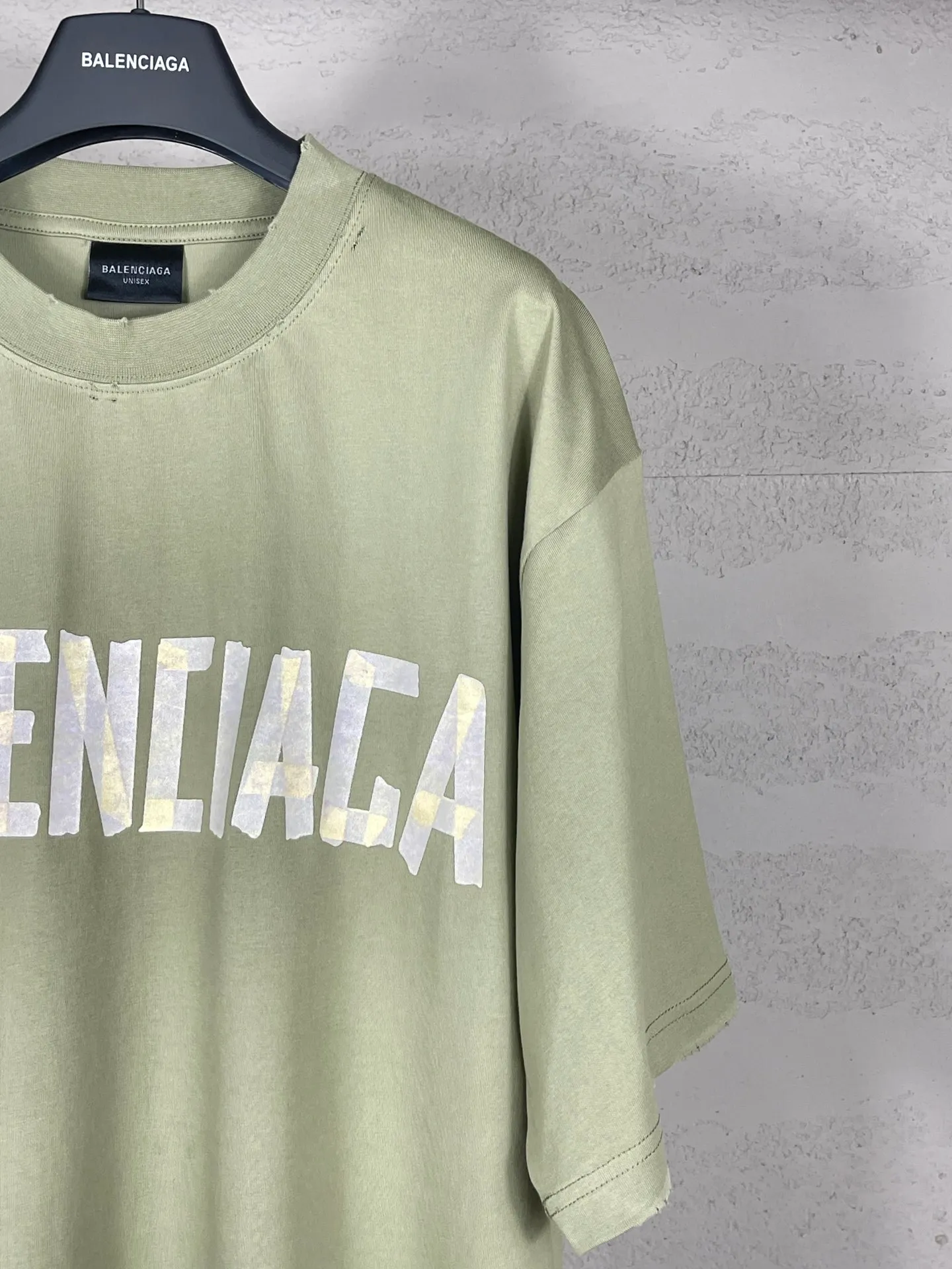 🅿️194 Actual pictures [Top version. Official website quality] BALENCI*GA/Paris. 25ss latest classic tape printing style. Ready-made clothes washed and worn short-sleeved T-shirt. Brick cabinet synchronization. The fabric is made of Paris ZP custom-woven and dyed 100% cotton double yarn compact cotton. The weight is 260 grams, the cloth surface is clean. The cloth pattern is clear, soft and comfortable, and the thread is dyed with no color difference. The classic pattern is printed using environmentally friendly imported materials. The letters are clear and the effect is three-dimensional. Restored brick cabinet. The garments were washed and aged, and polished by many hands. Produced by ultra-heavy craftsmanship, the market currency is very different, welcome to compare. The version adopts OS loose shoulder design. The same style for men and women. Code: BL253632 Color: Washed black, lime green Size: XS, S, M, L