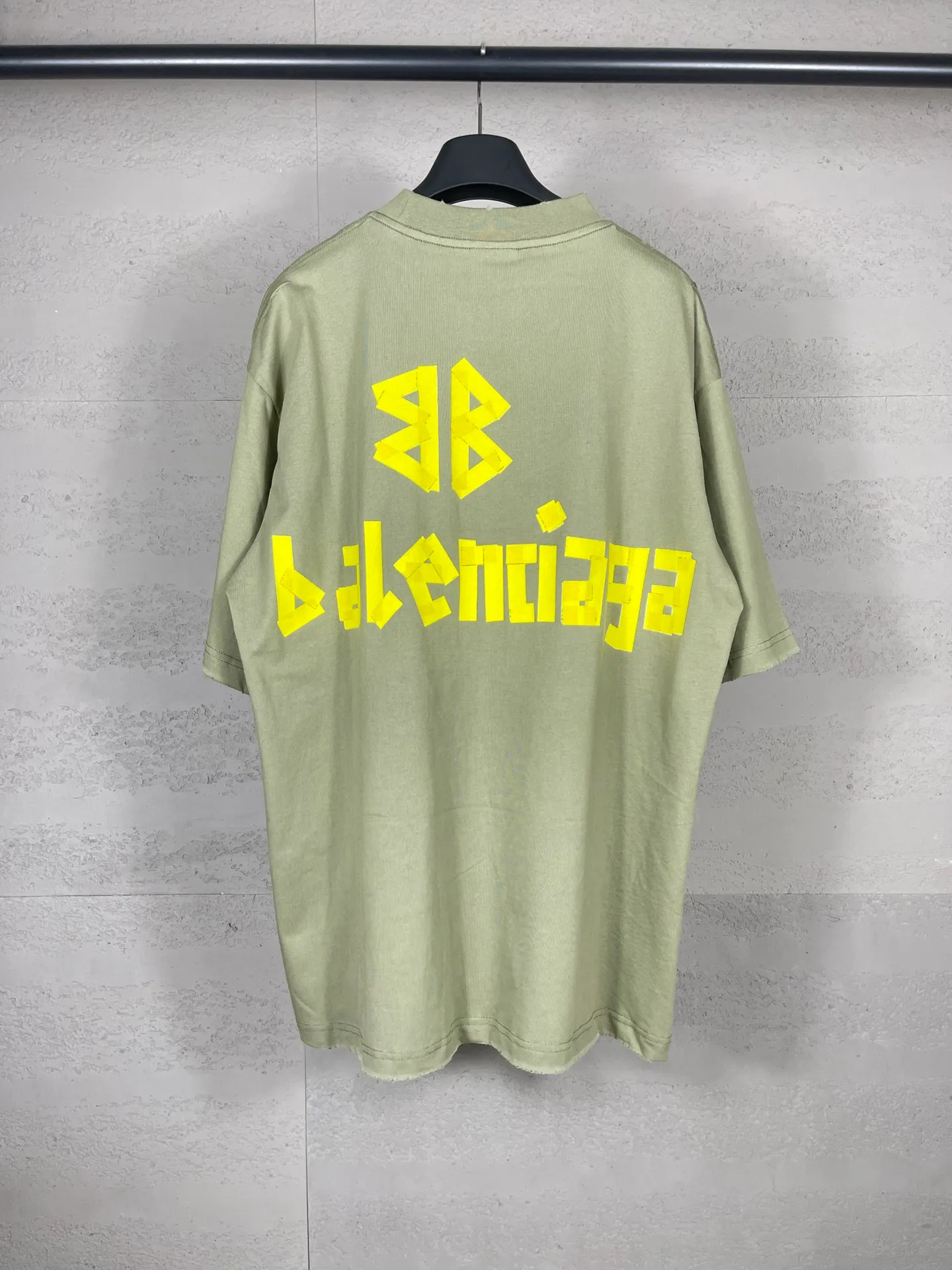 🅿️194 Actual pictures [Top version. Official website quality] BALENCI*GA/Paris. 25ss latest classic tape printing style. Ready-made clothes washed and worn short-sleeved T-shirt. Brick cabinet synchronization. The fabric is made of Paris ZP custom-woven and dyed 100% cotton double yarn compact cotton. The weight is 260 grams, the cloth surface is clean. The cloth pattern is clear, soft and comfortable, and the thread is dyed with no color difference. The classic pattern is printed using environmentally friendly imported materials. The letters are clear and the effect is three-dimensional. Restored brick cabinet. The garments were washed and aged, and polished by many hands. Produced by ultra-heavy craftsmanship, the market currency is very different, welcome to compare. The version adopts OS loose shoulder design. The same style for men and women. Code: BL253632 Color: Washed black, lime green Size: XS, S, M, L