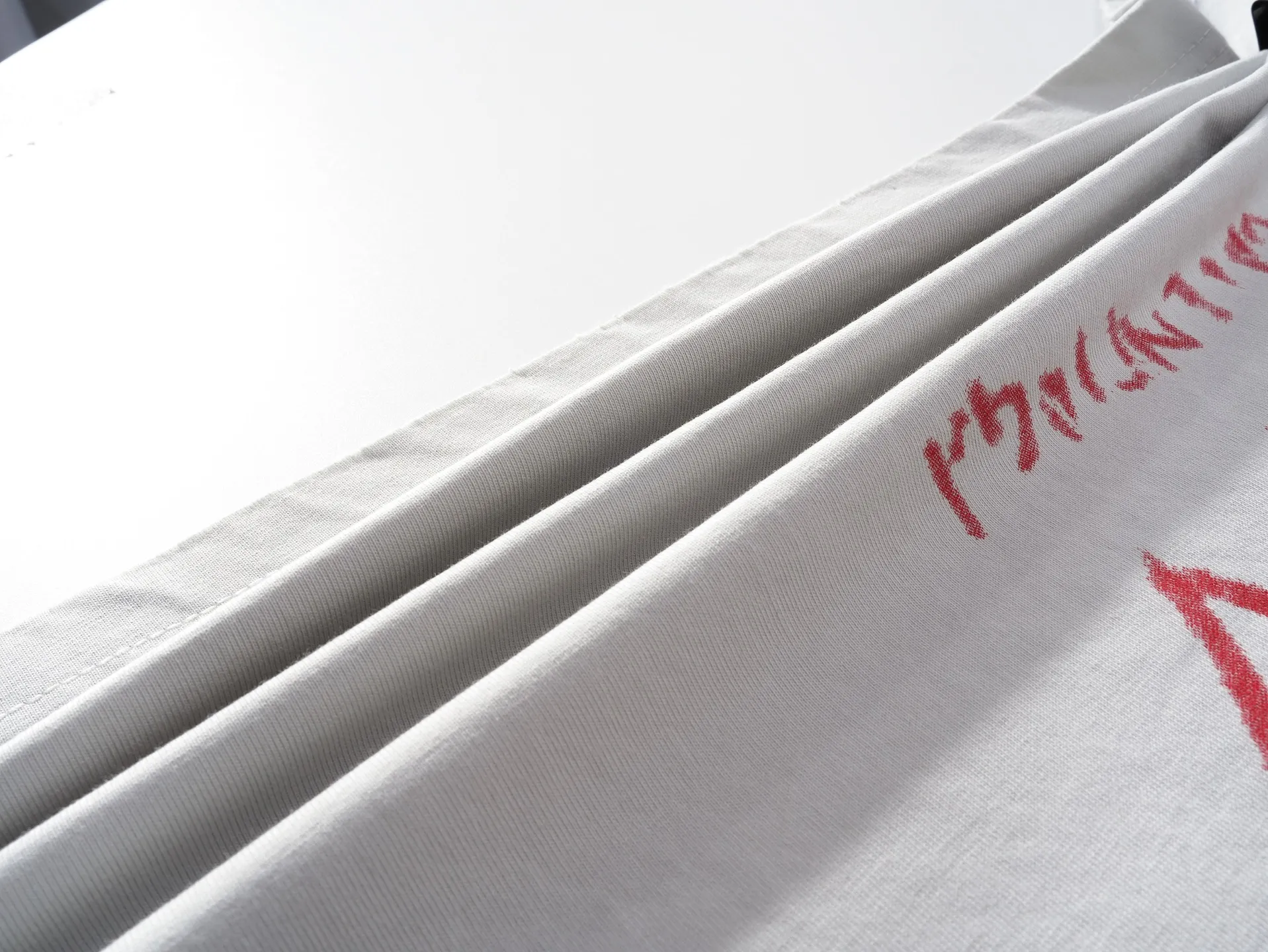 🅿️190 real photos [Top version. Official website quality] BALENCI*GA/Paris.SS25 latest model, Paris Valentine’s Day limited edition. English direct-printed short-sleeved T-shirts on the front and back. Brick cabinet synchronization. Genuine products are developed at the first time. Welcome to compare! . The fabric is made of Paris ZP custom-woven and dyed cotton double yarn. Weighing 260 grams, the cloth surface is clean. The cloth pattern is clear, soft and comfortable. The threads are dyed with no color difference. The printing uses direct-injection environmentally friendly imported materials. The letters are clear and the effect is three-dimensional. The version adopts OS loose shoulder design. Same style for men and women. Code: BL253661 Color: washed black, gray and white. Size: XS S M L