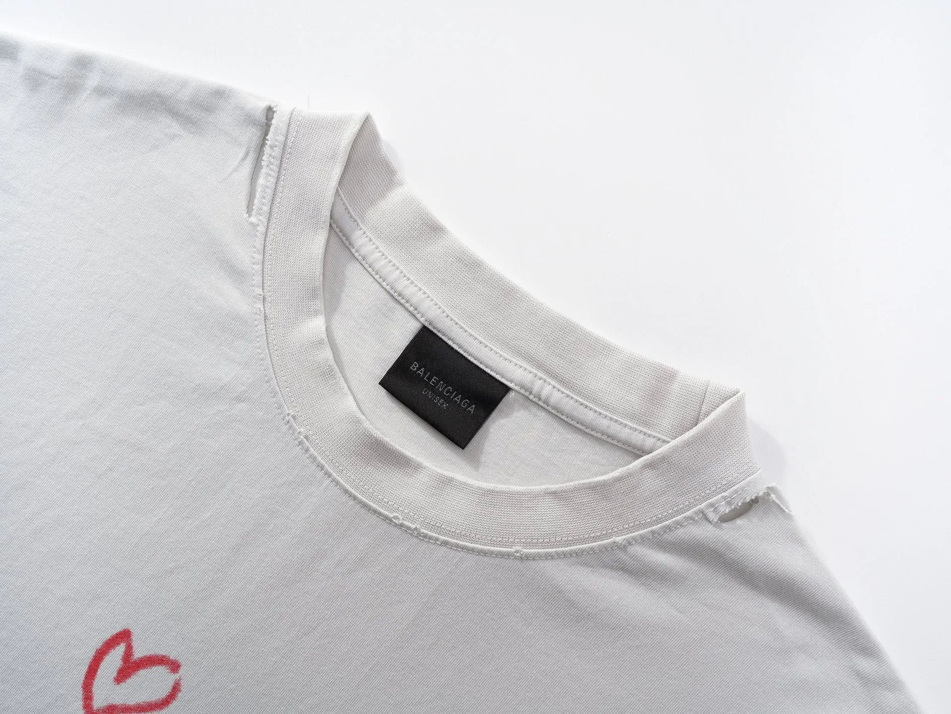 🅿️190 real photos [Top version. Official website quality] BALENCI*GA/Paris.SS25 latest model, Paris Valentine’s Day limited edition. English direct-printed short-sleeved T-shirts on the front and back. Brick cabinet synchronization. Genuine products are developed at the first time. Welcome to compare! . The fabric is made of Paris ZP custom-woven and dyed cotton double yarn. Weighing 260 grams, the cloth surface is clean. The cloth pattern is clear, soft and comfortable. The threads are dyed with no color difference. The printing uses direct-injection environmentally friendly imported materials. The letters are clear and the effect is three-dimensional. The version adopts OS loose shoulder design. Same style for men and women. Code: BL253661 Color: washed black, gray and white. Size: XS S M L