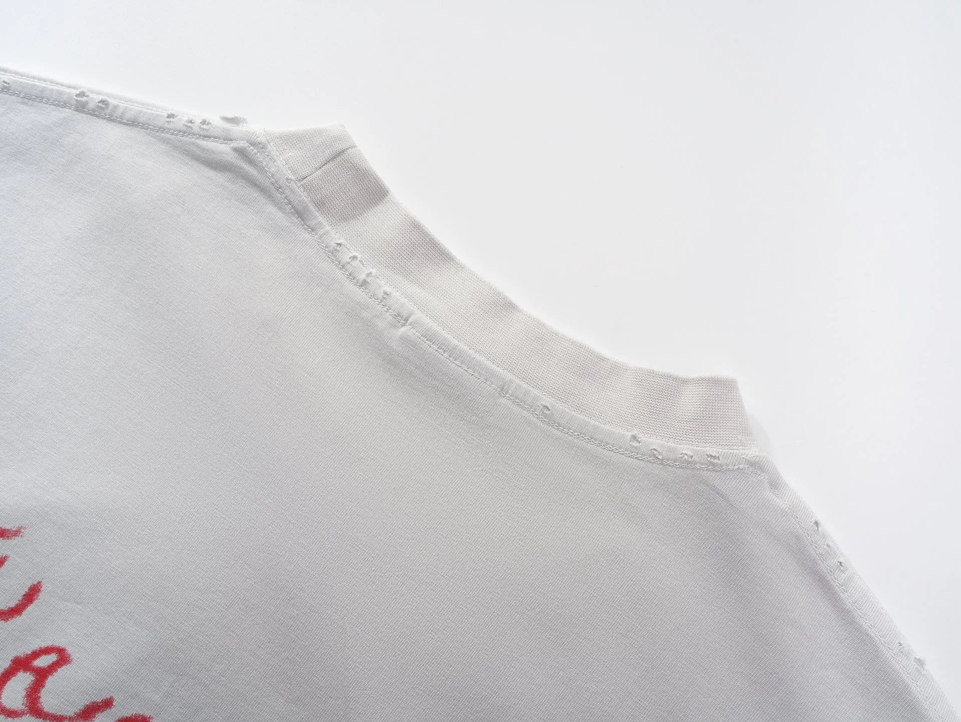 🅿️190 real photos [Top version. Official website quality] BALENCI*GA/Paris.SS25 latest model, Paris Valentine’s Day limited edition. English direct-printed short-sleeved T-shirts on the front and back. Brick cabinet synchronization. Genuine products are developed at the first time. Welcome to compare! . The fabric is made of Paris ZP custom-woven and dyed cotton double yarn. Weighing 260 grams, the cloth surface is clean. The cloth pattern is clear, soft and comfortable. The threads are dyed with no color difference. The printing uses direct-injection environmentally friendly imported materials. The letters are clear and the effect is three-dimensional. The version adopts OS loose shoulder design. Same style for men and women. Code: BL253661 Color: washed black, gray and white. Size: XS S M L