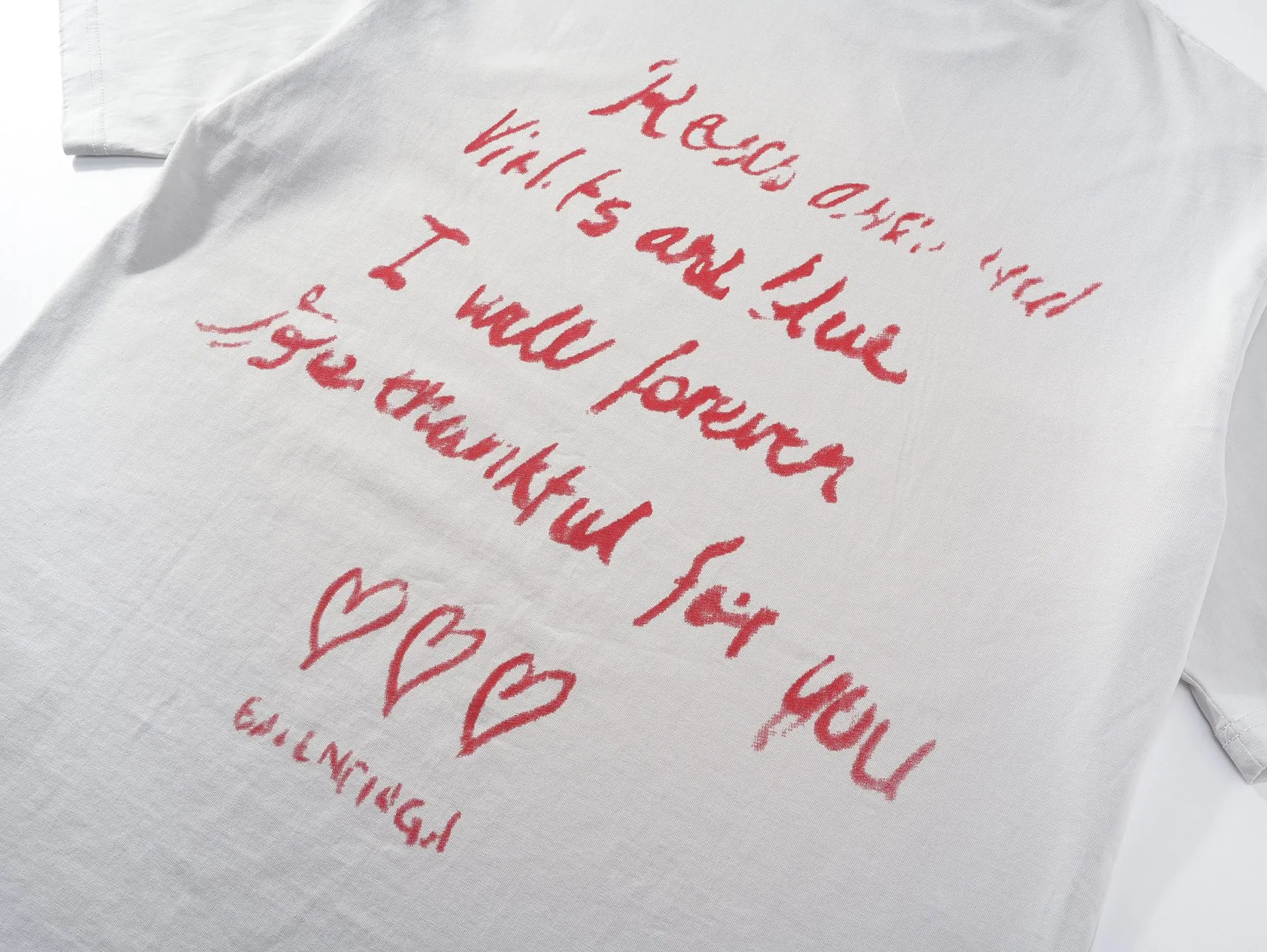🅿️190 real photos [Top version. Official website quality] BALENCI*GA/Paris.SS25 latest model, Paris Valentine’s Day limited edition. English direct-printed short-sleeved T-shirts on the front and back. Brick cabinet synchronization. Genuine products are developed at the first time. Welcome to compare! . The fabric is made of Paris ZP custom-woven and dyed cotton double yarn. Weighing 260 grams, the cloth surface is clean. The cloth pattern is clear, soft and comfortable. The threads are dyed with no color difference. The printing uses direct-injection environmentally friendly imported materials. The letters are clear and the effect is three-dimensional. The version adopts OS loose shoulder design. Same style for men and women. Code: BL253661 Color: washed black, gray and white. Size: XS S M L