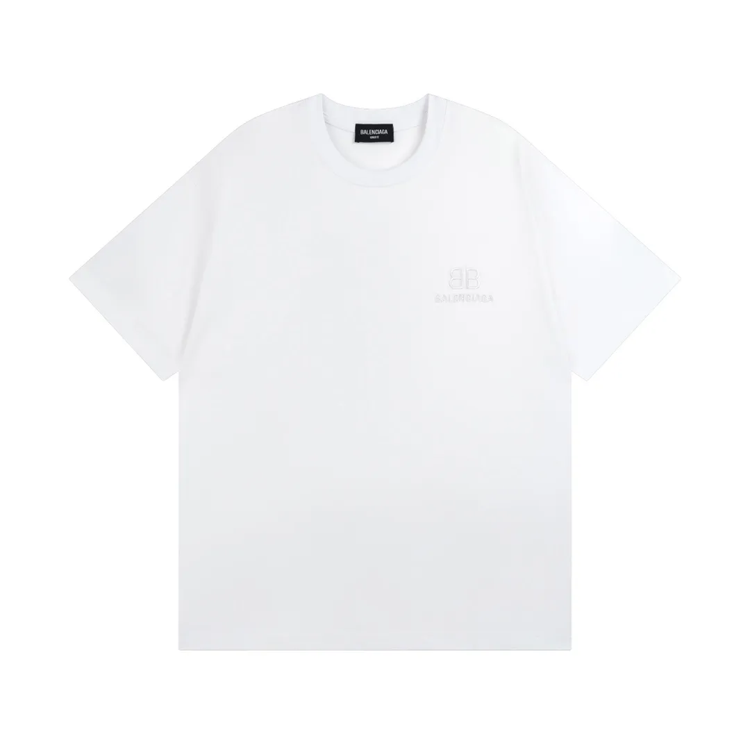 🅿️166 Detailed picture [Top version. Official website quality] BALENCIAGA/Balenciaga BB luminous graffiti short-sleeved T-shirt on the back. The fabric is made of Paris ZP custom-woven and dyed pure cotton with double yarn. The weight is 260 grams. The cloth surface is clean. The cloth pattern is clear, soft and comfortable. The ribbing is dyed with no color difference. The classic pattern printing uses environmentally friendly imported glue, and the precise dot screen has a luminous effect. The process is complex. The classic LOGO on the front is embroidered with an imported Tajima embroidery machine. It is three-dimensional and neat, with clear letters. No burrs. Strong three-dimensional effect. It is the currency of different markets, welcome to compare. The version adopts OS loose shoulder design. Same style for men and women. Code: BL223020 Color: White. Black. Size: XS-L