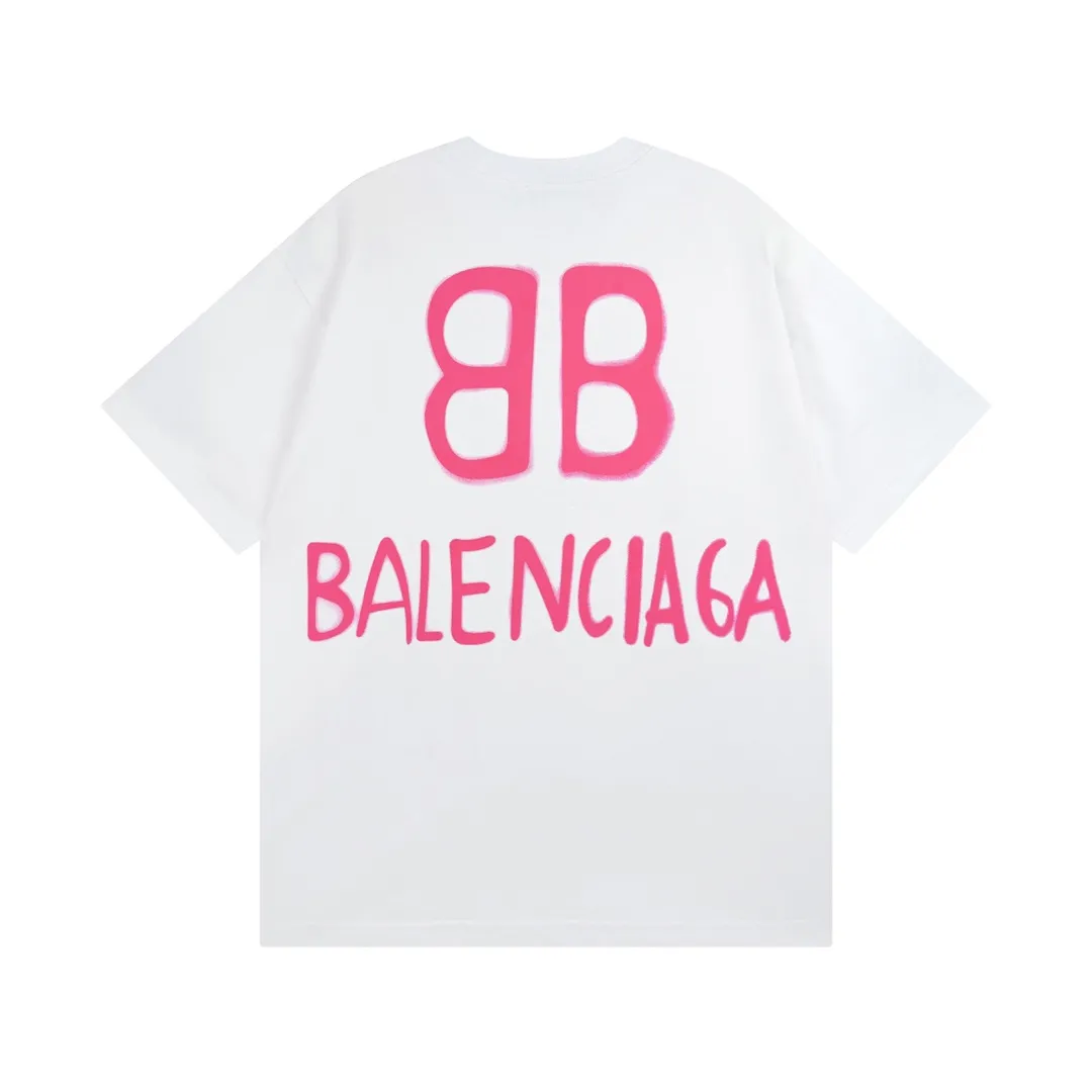 🅿️166 Detailed picture [Top version. Official website quality] BALENCIAGA/Balenciaga BB luminous graffiti short-sleeved T-shirt on the back. The fabric is made of Paris ZP custom-woven and dyed pure cotton with double yarn. The weight is 260 grams. The cloth surface is clean. The cloth pattern is clear, soft and comfortable. The ribbing is dyed with no color difference. The classic pattern printing uses environmentally friendly imported glue, and the precise dot screen has a luminous effect. The process is complex. The classic LOGO on the front is embroidered with an imported Tajima embroidery machine. It is three-dimensional and neat, with clear letters. No burrs. Strong three-dimensional effect. It is the currency of different markets, welcome to compare. The version adopts OS loose shoulder design. Same style for men and women. Code: BL223020 Color: White. Black. Size: XS-L