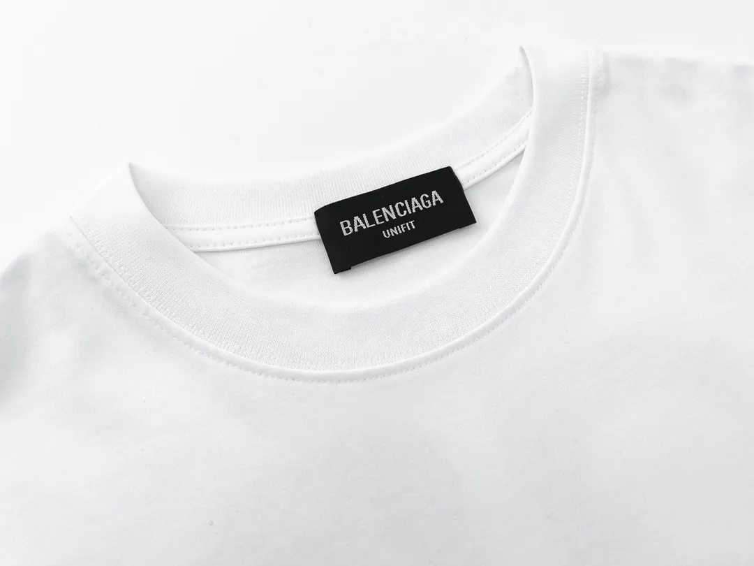 🅿️166 Detailed picture [Top version. Official website quality] BALENCIAGA/Balenciaga BB luminous graffiti short-sleeved T-shirt on the back. The fabric is made of Paris ZP custom-woven and dyed pure cotton with double yarn. The weight is 260 grams. The cloth surface is clean. The cloth pattern is clear, soft and comfortable. The ribbing is dyed with no color difference. The classic pattern printing uses environmentally friendly imported glue, and the precise dot screen has a luminous effect. The process is complex. The classic LOGO on the front is embroidered with an imported Tajima embroidery machine. It is three-dimensional and neat, with clear letters. No burrs. Strong three-dimensional effect. It is the currency of different markets, welcome to compare. The version adopts OS loose shoulder design. Same style for men and women. Code: BL223020 Color: White. Black. Size: XS-L
