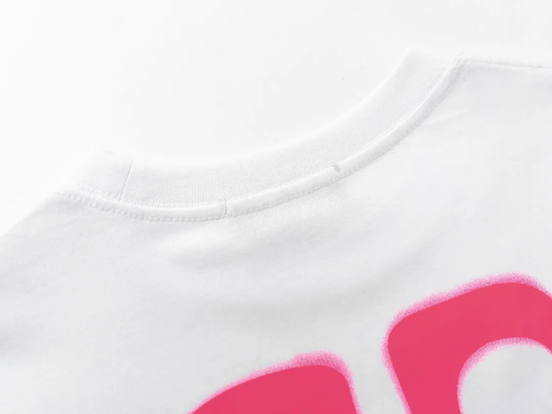 🅿️166 Detailed picture [Top version. Official website quality] BALENCIAGA/Balenciaga BB luminous graffiti short-sleeved T-shirt on the back. The fabric is made of Paris ZP custom-woven and dyed pure cotton with double yarn. The weight is 260 grams. The cloth surface is clean. The cloth pattern is clear, soft and comfortable. The ribbing is dyed with no color difference. The classic pattern printing uses environmentally friendly imported glue, and the precise dot screen has a luminous effect. The process is complex. The classic LOGO on the front is embroidered with an imported Tajima embroidery machine. It is three-dimensional and neat, with clear letters. No burrs. Strong three-dimensional effect. It is the currency of different markets, welcome to compare. The version adopts OS loose shoulder design. Same style for men and women. Code: BL223020 Color: White. Black. Size: XS-L