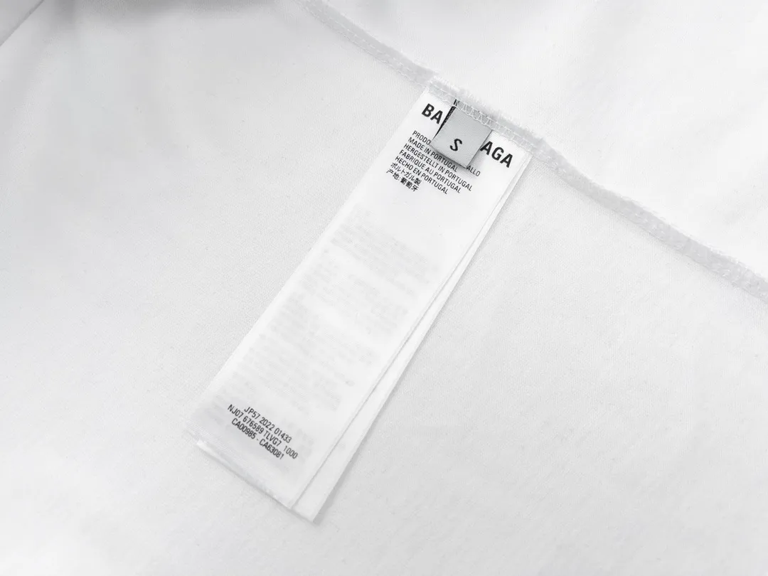 🅿️166 Detailed picture [Top version. Official website quality] BALENCIAGA/Balenciaga BB luminous graffiti short-sleeved T-shirt on the back. The fabric is made of Paris ZP custom-woven and dyed pure cotton with double yarn. The weight is 260 grams. The cloth surface is clean. The cloth pattern is clear, soft and comfortable. The ribbing is dyed with no color difference. The classic pattern printing uses environmentally friendly imported glue, and the precise dot screen has a luminous effect. The process is complex. The classic LOGO on the front is embroidered with an imported Tajima embroidery machine. It is three-dimensional and neat, with clear letters. No burrs. Strong three-dimensional effect. It is the currency of different markets, welcome to compare. The version adopts OS loose shoulder design. Same style for men and women. Code: BL223020 Color: White. Black. Size: XS-L