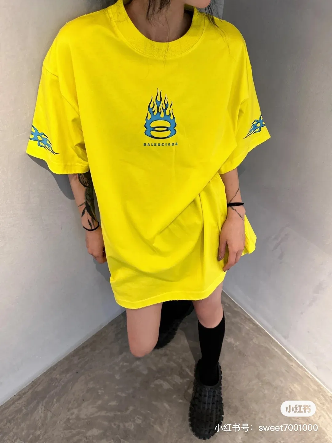 ♻️💯Upper body reference model picture❤️Top version BALENCIAGA/Balenciaga 2024 SS latest flame direct injection printed washed and distressed short-sleeved T-shirt ✅No. 1 quality in this market Real ceiling quality ✅All original development attention to detail pictures to avoid stolen pictures merchants mixed ✅Correct 260g custom-woven and dyed double yarn pure cotton fabric, consistent ZP of worn holes ✅Correct imported material printing, Kangli machine direct-injection process, no hand feel, clear and three-dimensional Firm and does not fall off✅ Fixed dyeing thread, no color difference, no fading, no deformation, overweight craftsmanship, the same as the original version, different market currency. Here I will explain why I am a little more expensive than others, 1. It seems to be a simple printing or embroidery, but it is not simple at all. 10000% imported machine restoration. Not just lip service. You are welcome to compare with peers. 2. Each model is produced by the company. It’s not shameful to make a replica, it’s shameful if you can’t buy the correct version if you make a replica. 3. Note that the threaded collars are all original collars of certain countries and regions, with high wrapping. The width of the neckline and cabinets are accurate to the millimeter. Thick necklines are not easy to deform. The collars of high-end products are all restored cabinets. They are different from the big collars in the world. Ordinary garbage short-sleeves are printed with a print. The clavicle of the upper body is exposed. Please be patient. Customers who have bought genuine products or have seen genuine products will come back to place orders again. This is quality. This is quality. 4. Different styles of washed wheat main wheat, including imported wheat, have different colors and codes. Really restore the counter. As we all know, Balenciaga has different English or different colors on the collar labels of each quarter. This distinguishes the fast food products with the same common main wheat washed wheat. 5. Pay attention to the workmanship. The stitching at the neckline has no folds, smooth and natural without overlapping lines, and truly restores this. This is something that many people cannot do. 6. The fabric is made of 260g Paris-specific double yarn. No one can make better fabrics than my family. There's really no way to compare it with the ordinary version on the market. Respect it. It's genuine and costs thousands of dollars. Don't buy street stalls. Quality 7. The workmanship is fully restored. The packaging is fully restored. The cost is huge. 8. I guarantee here that this is the highest quality you can find. Color: Yellow Blue Black Size: XS-S-M-L P:260