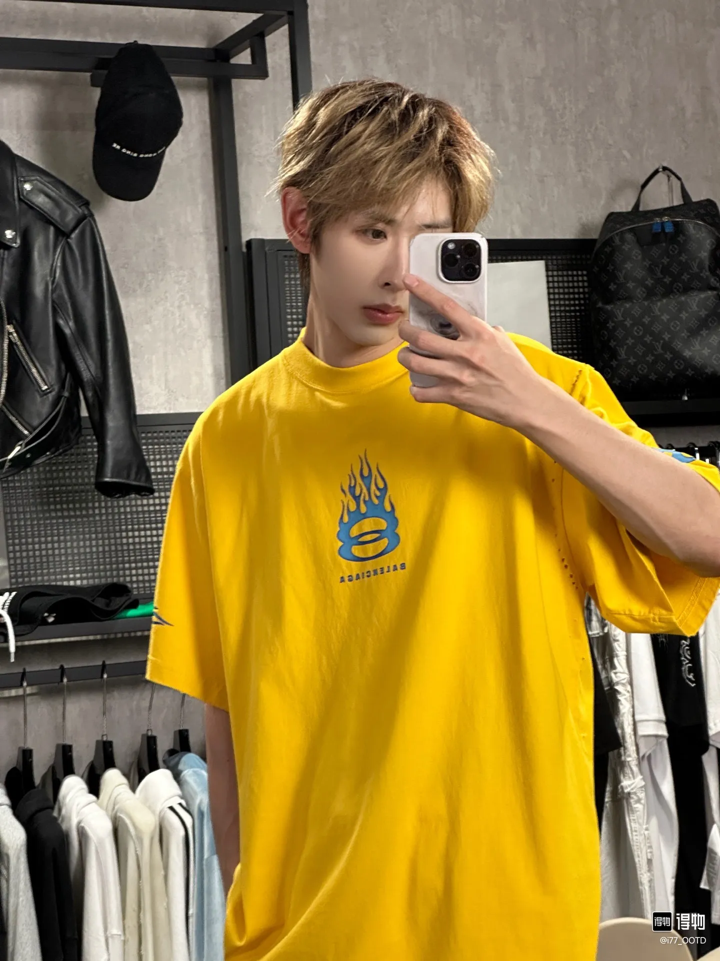 ♻️💯Upper body reference model picture❤️Top version BALENCIAGA/Balenciaga 2024 SS latest flame direct injection printed washed and distressed short-sleeved T-shirt ✅No. 1 quality in this market Real ceiling quality ✅All original development attention to detail pictures to avoid stolen pictures merchants mixed ✅Correct 260g custom-woven and dyed double yarn pure cotton fabric, consistent ZP of worn holes ✅Correct imported material printing, Kangli machine direct-injection process, no hand feel, clear and three-dimensional Firm and does not fall off✅ Fixed dyeing thread, no color difference, no fading, no deformation, overweight craftsmanship, the same as the original version, different market currency. Here I will explain why I am a little more expensive than others, 1. It seems to be a simple printing or embroidery, but it is not simple at all. 10000% imported machine restoration. Not just lip service. You are welcome to compare with peers. 2. Each model is produced by the company. It’s not shameful to make a replica, it’s shameful if you can’t buy the correct version if you make a replica. 3. Note that the threaded collars are all original collars of certain countries and regions, with high wrapping. The width of the neckline and cabinets are accurate to the millimeter. Thick necklines are not easy to deform. The collars of high-end products are all restored cabinets. They are different from the big collars in the world. Ordinary garbage short-sleeves are printed with a print. The clavicle of the upper body is exposed. Please be patient. Customers who have bought genuine products or have seen genuine products will come back to place orders again. This is quality. This is quality. 4. Different styles of washed wheat main wheat, including imported wheat, have different colors and codes. Really restore the counter. As we all know, Balenciaga has different English or different colors on the collar labels of each quarter. This distinguishes the fast food products with the same common main wheat washed wheat. 5. Pay attention to the workmanship. The stitching at the neckline has no folds, smooth and natural without overlapping lines, and truly restores this. This is something that many people cannot do. 6. The fabric is made of 260g Paris-specific double yarn. No one can make better fabrics than my family. There's really no way to compare it with the ordinary version on the market. Respect it. It's genuine and costs thousands of dollars. Don't buy street stalls. Quality 7. The workmanship is fully restored. The packaging is fully restored. The cost is huge. 8. I guarantee here that this is the highest quality you can find. Color: Yellow Blue Black Size: XS-S-M-L P:260