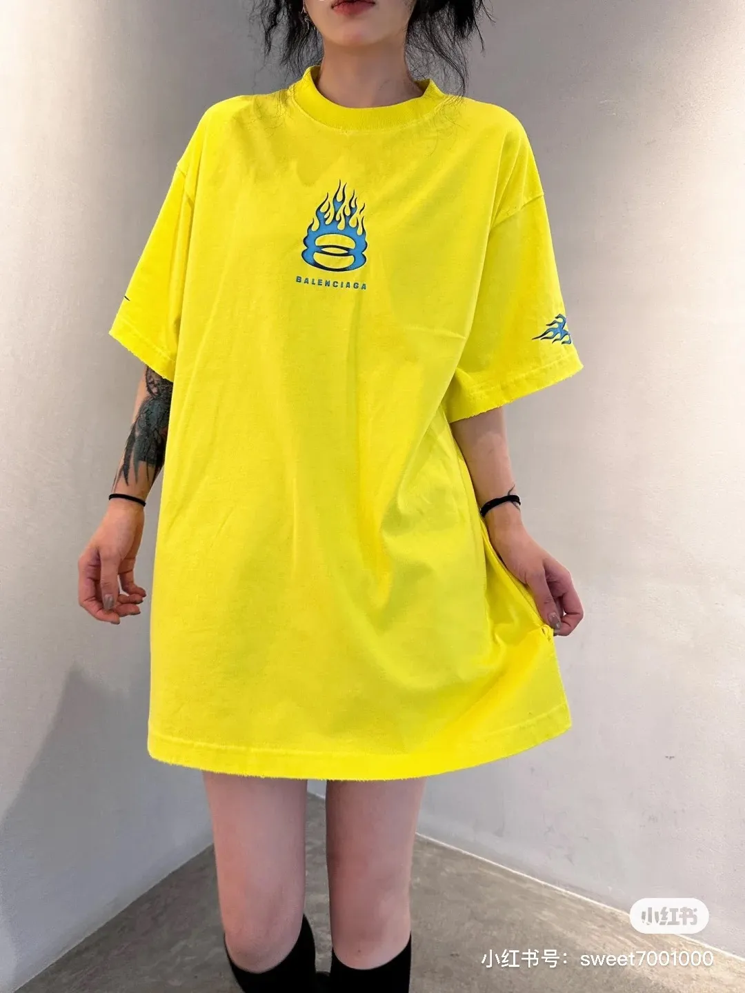 ♻️💯Upper body reference model picture❤️Top version BALENCIAGA/Balenciaga 2024 SS latest flame direct injection printed washed and distressed short-sleeved T-shirt ✅No. 1 quality in this market Real ceiling quality ✅All original development attention to detail pictures to avoid stolen pictures merchants mixed ✅Correct 260g custom-woven and dyed double yarn pure cotton fabric, consistent ZP of worn holes ✅Correct imported material printing, Kangli machine direct-injection process, no hand feel, clear and three-dimensional Firm and does not fall off✅ Fixed dyeing thread, no color difference, no fading, no deformation, overweight craftsmanship, the same as the original version, different market currency. Here I will explain why I am a little more expensive than others, 1. It seems to be a simple printing or embroidery, but it is not simple at all. 10000% imported machine restoration. Not just lip service. You are welcome to compare with peers. 2. Each model is produced by the company. It’s not shameful to make a replica, it’s shameful if you can’t buy the correct version if you make a replica. 3. Note that the threaded collars are all original collars of certain countries and regions, with high wrapping. The width of the neckline and cabinets are accurate to the millimeter. Thick necklines are not easy to deform. The collars of high-end products are all restored cabinets. They are different from the big collars in the world. Ordinary garbage short-sleeves are printed with a print. The clavicle of the upper body is exposed. Please be patient. Customers who have bought genuine products or have seen genuine products will come back to place orders again. This is quality. This is quality. 4. Different styles of washed wheat main wheat, including imported wheat, have different colors and codes. Really restore the counter. As we all know, Balenciaga has different English or different colors on the collar labels of each quarter. This distinguishes the fast food products with the same common main wheat washed wheat. 5. Pay attention to the workmanship. The stitching at the neckline has no folds, smooth and natural without overlapping lines, and truly restores this. This is something that many people cannot do. 6. The fabric is made of 260g Paris-specific double yarn. No one can make better fabrics than my family. There's really no way to compare it with the ordinary version on the market. Respect it. It's genuine and costs thousands of dollars. Don't buy street stalls. Quality 7. The workmanship is fully restored. The packaging is fully restored. The cost is huge. 8. I guarantee here that this is the highest quality you can find. Color: Yellow Blue Black Size: XS-S-M-L P:260