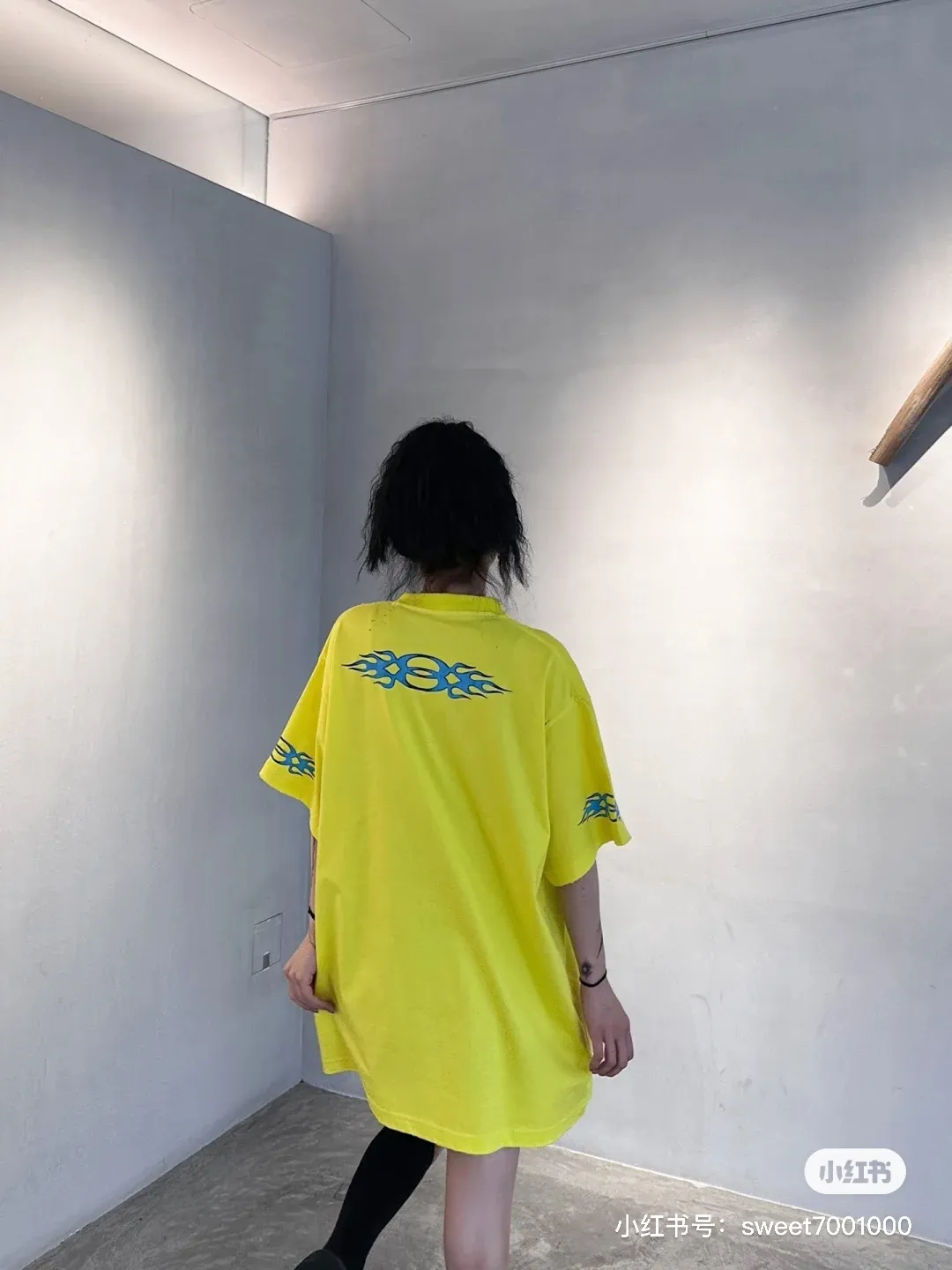 ♻️💯Upper body reference model picture❤️Top version BALENCIAGA/Balenciaga 2024 SS latest flame direct injection printed washed and distressed short-sleeved T-shirt ✅No. 1 quality in this market Real ceiling quality ✅All original development attention to detail pictures to avoid stolen pictures merchants mixed ✅Correct 260g custom-woven and dyed double yarn pure cotton fabric, consistent ZP of worn holes ✅Correct imported material printing, Kangli machine direct-injection process, no hand feel, clear and three-dimensional Firm and does not fall off✅ Fixed dyeing thread, no color difference, no fading, no deformation, overweight craftsmanship, the same as the original version, different market currency. Here I will explain why I am a little more expensive than others, 1. It seems to be a simple printing or embroidery, but it is not simple at all. 10000% imported machine restoration. Not just lip service. You are welcome to compare with peers. 2. Each model is produced by the company. It’s not shameful to make a replica, it’s shameful if you can’t buy the correct version if you make a replica. 3. Note that the threaded collars are all original collars of certain countries and regions, with high wrapping. The width of the neckline and cabinets are accurate to the millimeter. Thick necklines are not easy to deform. The collars of high-end products are all restored cabinets. They are different from the big collars in the world. Ordinary garbage short-sleeves are printed with a print. The clavicle of the upper body is exposed. Please be patient. Customers who have bought genuine products or have seen genuine products will come back to place orders again. This is quality. This is quality. 4. Different styles of washed wheat main wheat, including imported wheat, have different colors and codes. Really restore the counter. As we all know, Balenciaga has different English or different colors on the collar labels of each quarter. This distinguishes the fast food products with the same common main wheat washed wheat. 5. Pay attention to the workmanship. The stitching at the neckline has no folds, smooth and natural without overlapping lines, and truly restores this. This is something that many people cannot do. 6. The fabric is made of 260g Paris-specific double yarn. No one can make better fabrics than my family. There's really no way to compare it with the ordinary version on the market. Respect it. It's genuine and costs thousands of dollars. Don't buy street stalls. Quality 7. The workmanship is fully restored. The packaging is fully restored. The cost is huge. 8. I guarantee here that this is the highest quality you can find. Color: Yellow Blue Black Size: XS-S-M-L P:260