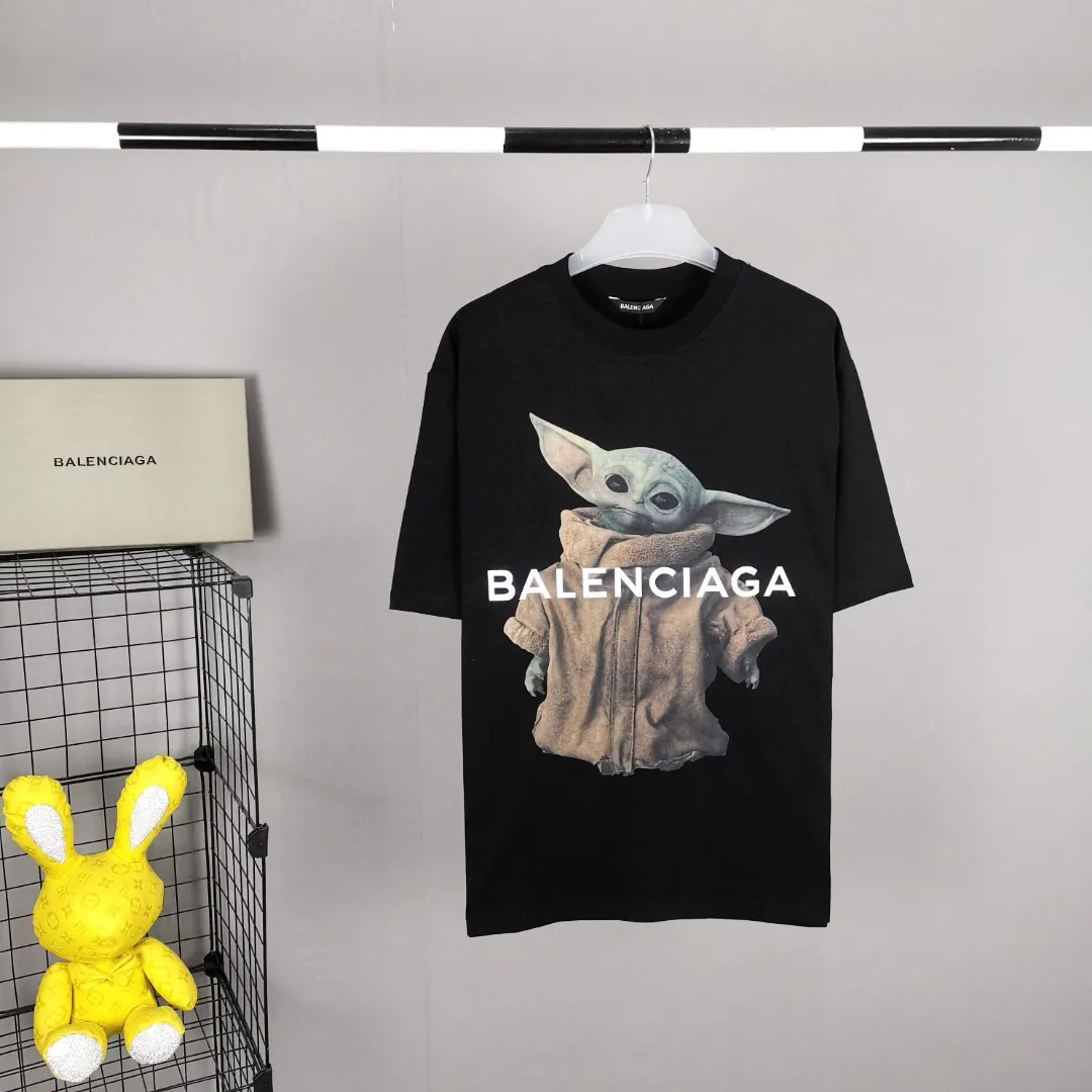 Top tested version BALENCIAGA Balenciaga The Mandalorian Baby Yoda pure cotton loose and breathable short-sleeved T-shirt for male and female couples Grogu, a character in the "Star Wars" series of film and television series, appeared in the American TV series "The Mandalorian". Grogu and Yoda are of the same race. Although he is still in the toddler stage, he is born with powerful force. This model is really explosive. The front piece is printed with Kornit digital direct printing. The color painting has an even transition of shades and a strong image. 3D restores the real texture of characters! The fabric is made of 32S 260g imported knitted combed cotton. The fabric is very silky, loose and breathable, and the sweat absorption effect is very good! Color: black and white Size: XS-L P:260