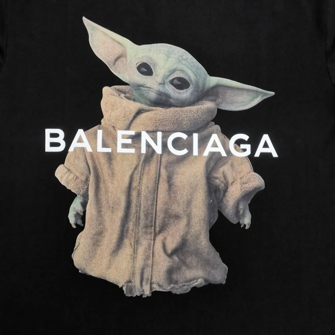 Top tested version BALENCIAGA Balenciaga The Mandalorian Baby Yoda pure cotton loose and breathable short-sleeved T-shirt for male and female couples Grogu, a character in the "Star Wars" series of film and television series, appeared in the American TV series "The Mandalorian". Grogu and Yoda are of the same race. Although he is still in the toddler stage, he is born with powerful force. This model is really explosive. The front piece is printed with Kornit digital direct printing. The color painting has an even transition of shades and a strong image. 3D restores the real texture of characters! The fabric is made of 32S 260g imported knitted combed cotton. The fabric is very silky, loose and breathable, and the sweat absorption effect is very good! Color: black and white Size: XS-L P:260