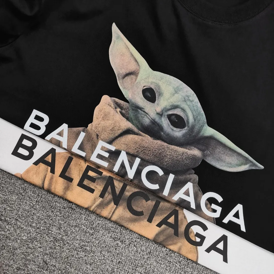 Top tested version BALENCIAGA Balenciaga The Mandalorian Baby Yoda pure cotton loose and breathable short-sleeved T-shirt for male and female couples Grogu, a character in the "Star Wars" series of film and television series, appeared in the American TV series "The Mandalorian". Grogu and Yoda are of the same race. Although he is still in the toddler stage, he is born with powerful force. This model is really explosive. The front piece is printed with Kornit digital direct printing. The color painting has an even transition of shades and a strong image. 3D restores the real texture of characters! The fabric is made of 32S 260g imported knitted combed cotton. The fabric is very silky, loose and breathable, and the sweat absorption effect is very good! Color: black and white Size: XS-L P:260