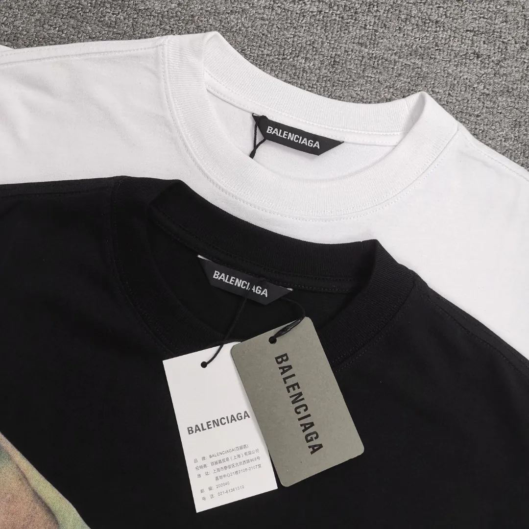 Top tested version BALENCIAGA Balenciaga The Mandalorian Baby Yoda pure cotton loose and breathable short-sleeved T-shirt for male and female couples Grogu, a character in the "Star Wars" series of film and television series, appeared in the American TV series "The Mandalorian". Grogu and Yoda are of the same race. Although he is still in the toddler stage, he is born with powerful force. This model is really explosive. The front piece is printed with Kornit digital direct printing. The color painting has an even transition of shades and a strong image. 3D restores the real texture of characters! The fabric is made of 32S 260g imported knitted combed cotton. The fabric is very silky, loose and breathable, and the sweat absorption effect is very good! Color: black and white Size: XS-L P:260