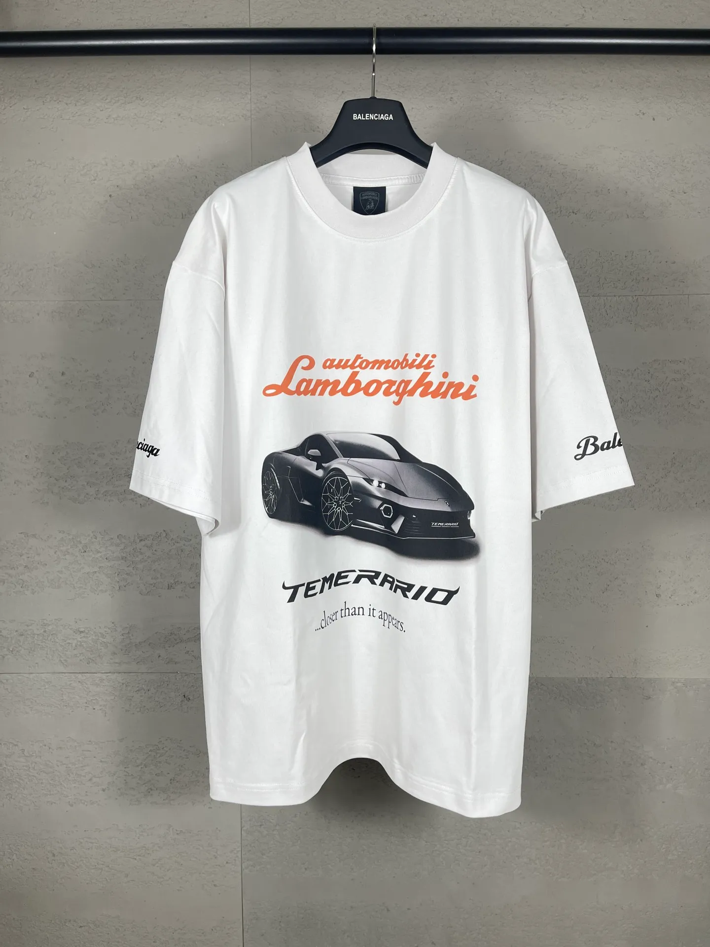 🅿️190 real photos [Top version. Official website quality] BALENCI*GA/Paris co-branded Lamborghini Lamborghini front and back left and right sleeves direct-injection printed short-sleeved T-shirt # SS25 latest model. Research and development at the first time, different market currencies. Comparisons welcome. The fabric is made of Paris ZP custom-woven and dyed cotton double yarn. Weighing 260 grams, the cloth surface is clean. The cloth pattern is clear, soft and comfortable. The threads are dyed with no color difference. Printing adopts computer direct printing. The pattern letters are clear, three-dimensional and without burrs. Jubie market produces pictures based on pictures. Welcome to compare. The version adopts OS loose shoulder design. Same style for men and women. Code: BL253630 Color: white gray, black, apricot Size: XS S M L